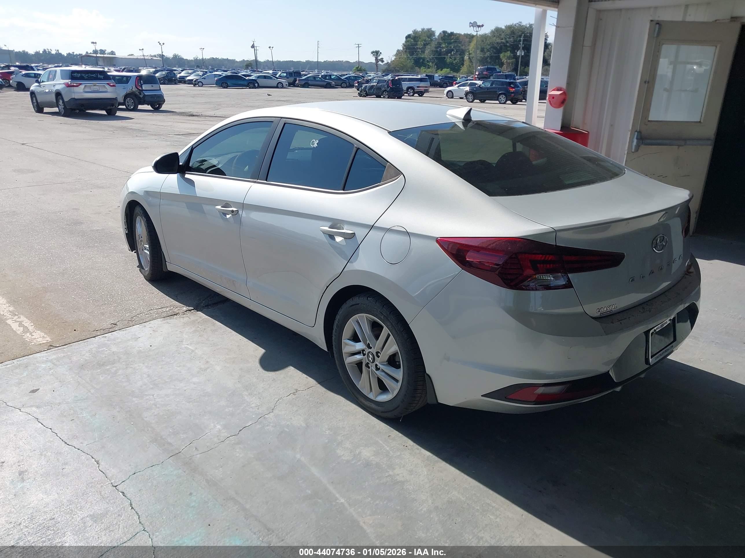 HYUNDAI ELANTRA image 3