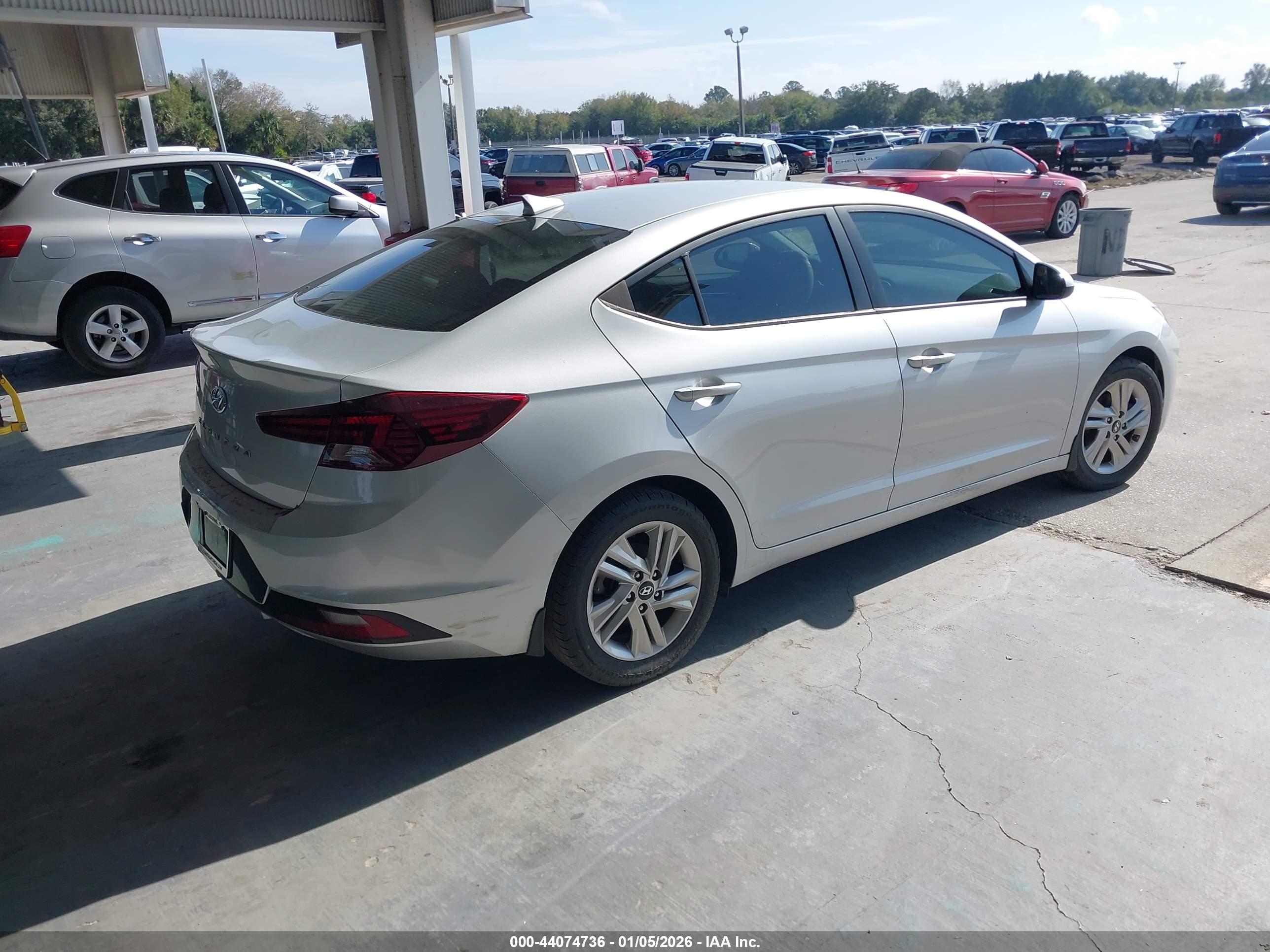 HYUNDAI ELANTRA image 4