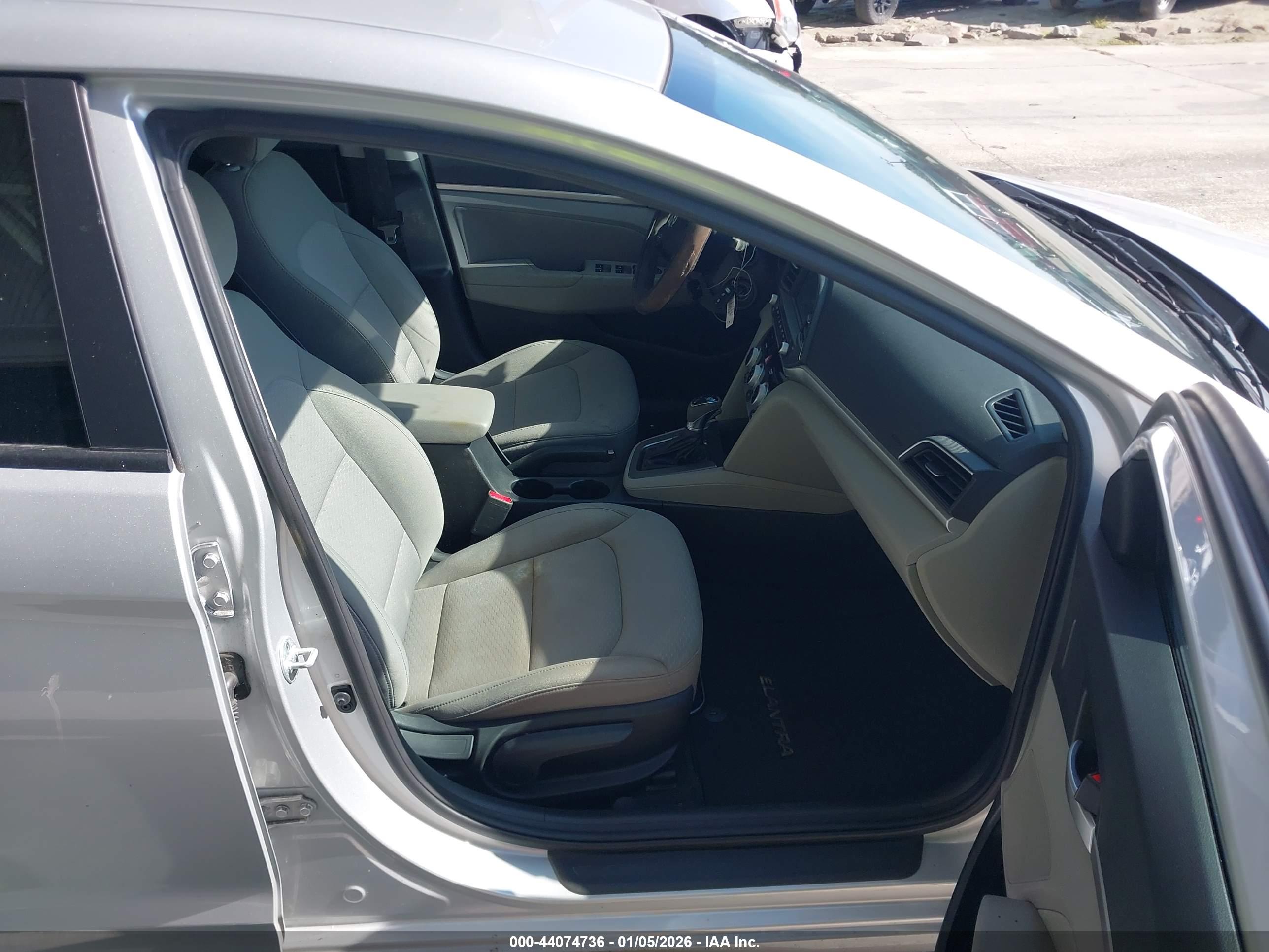 HYUNDAI ELANTRA image 5