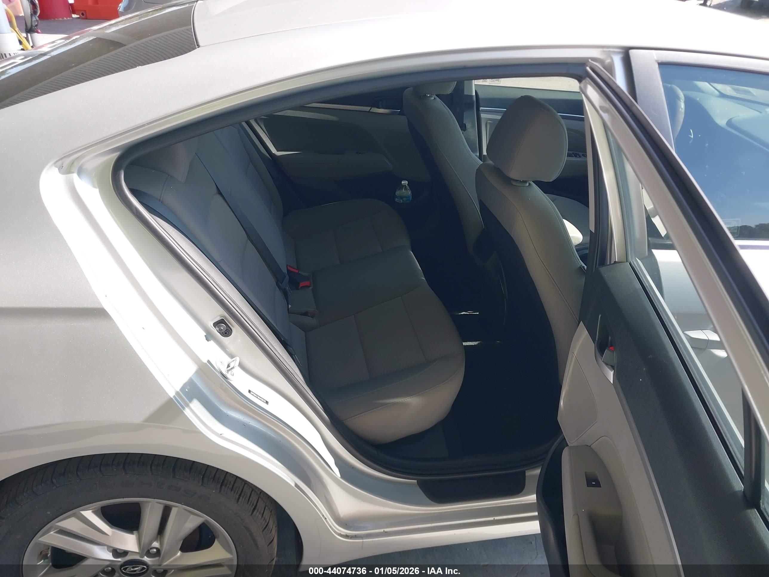 HYUNDAI ELANTRA image 8