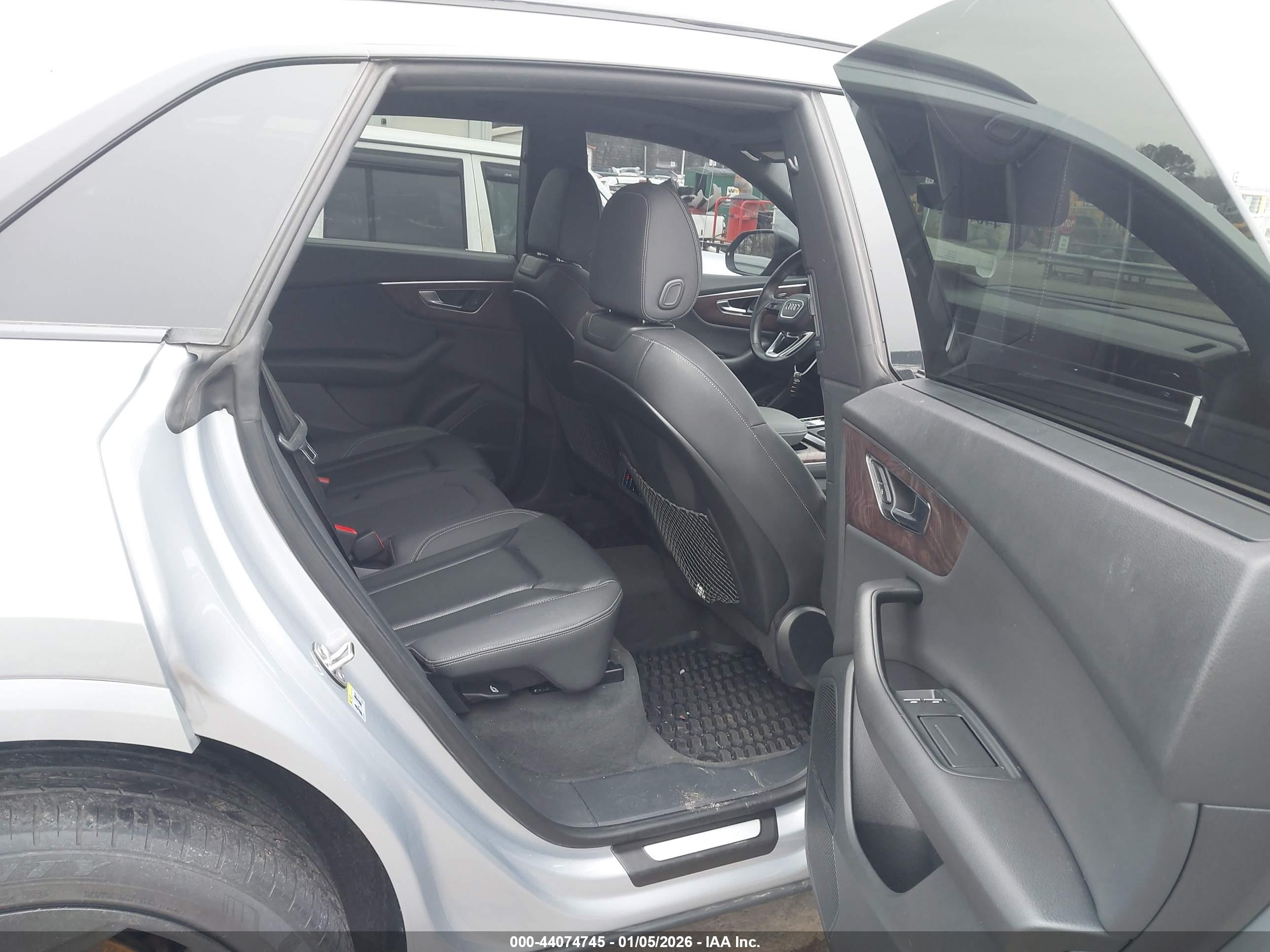 AUDI Q8 image 8