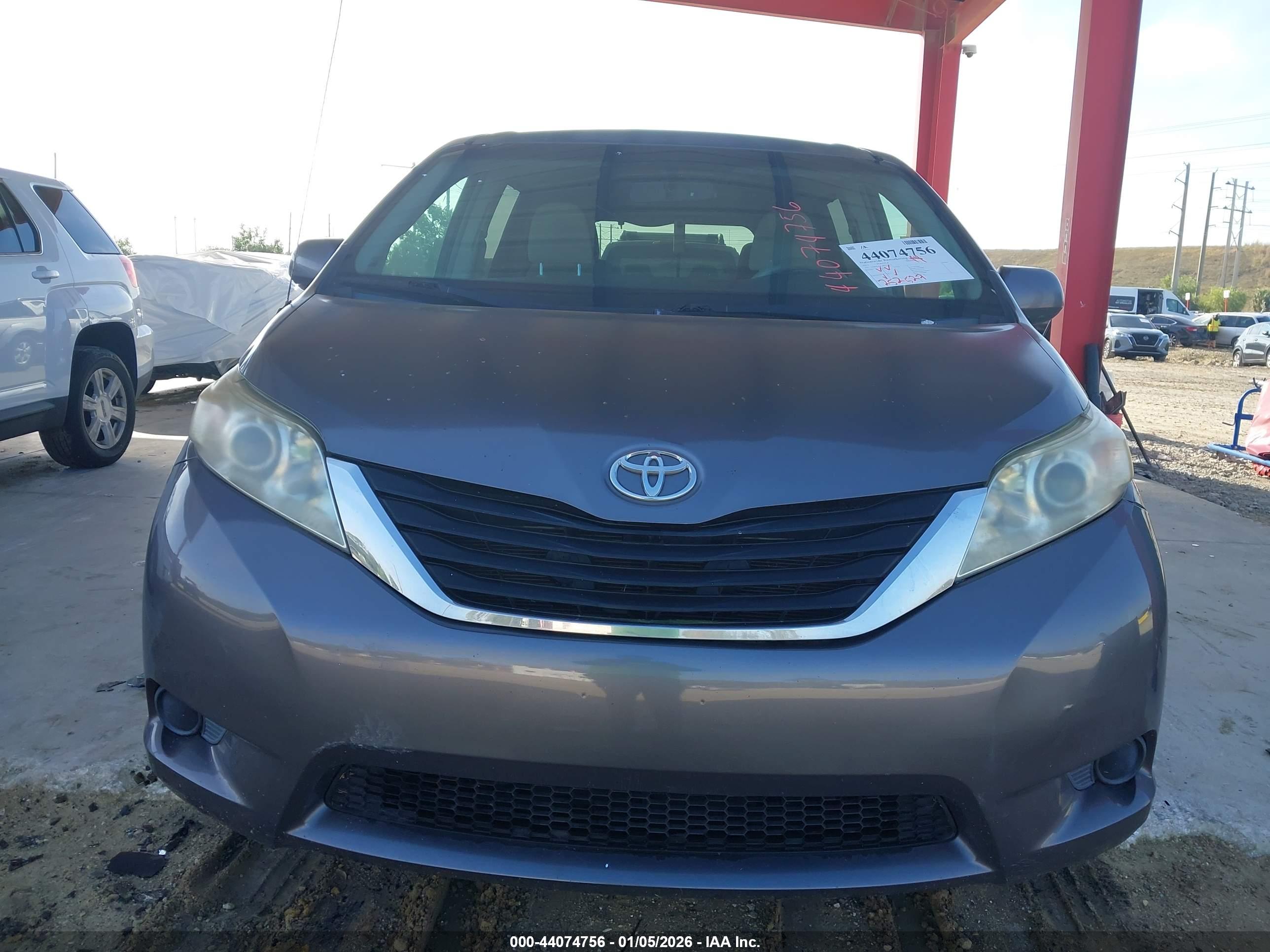 TOYOTA SIENNA image 6