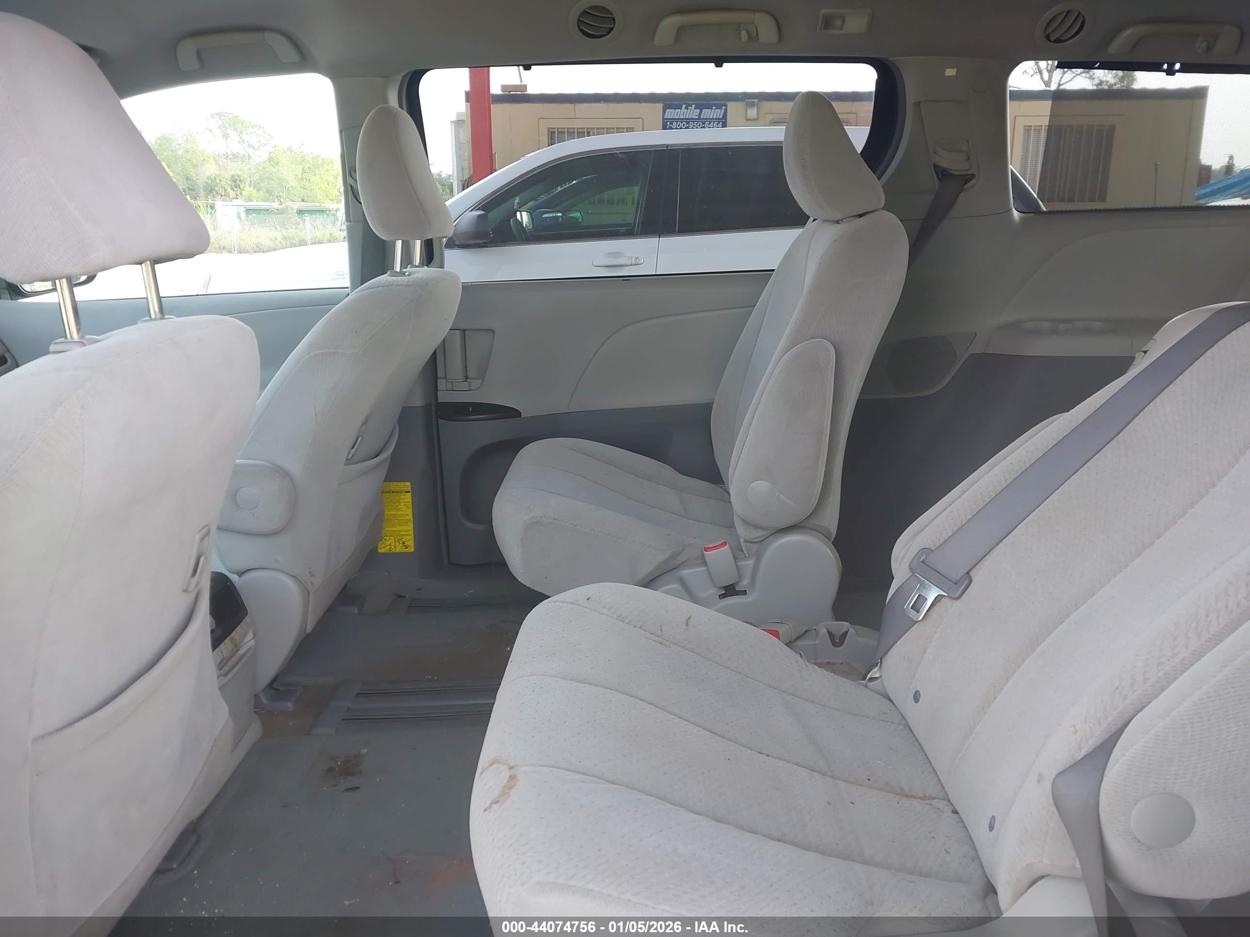 TOYOTA SIENNA image 8