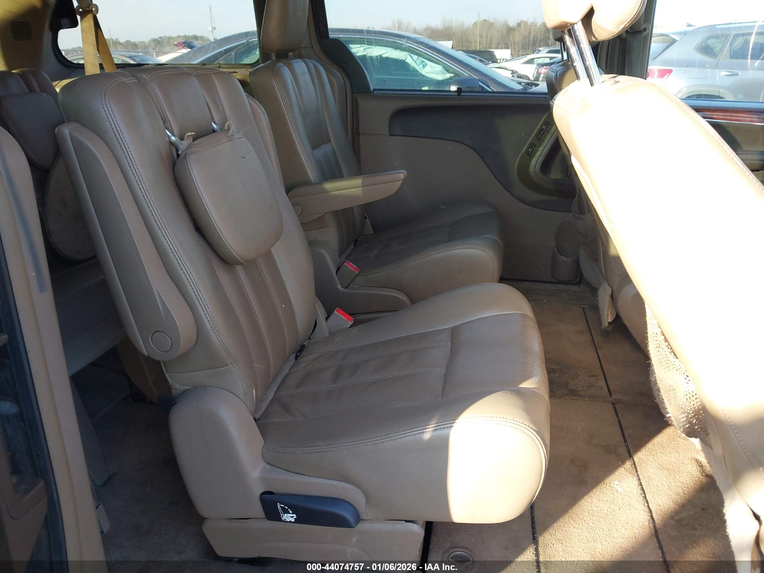 CHRYSLER TOWN image 8