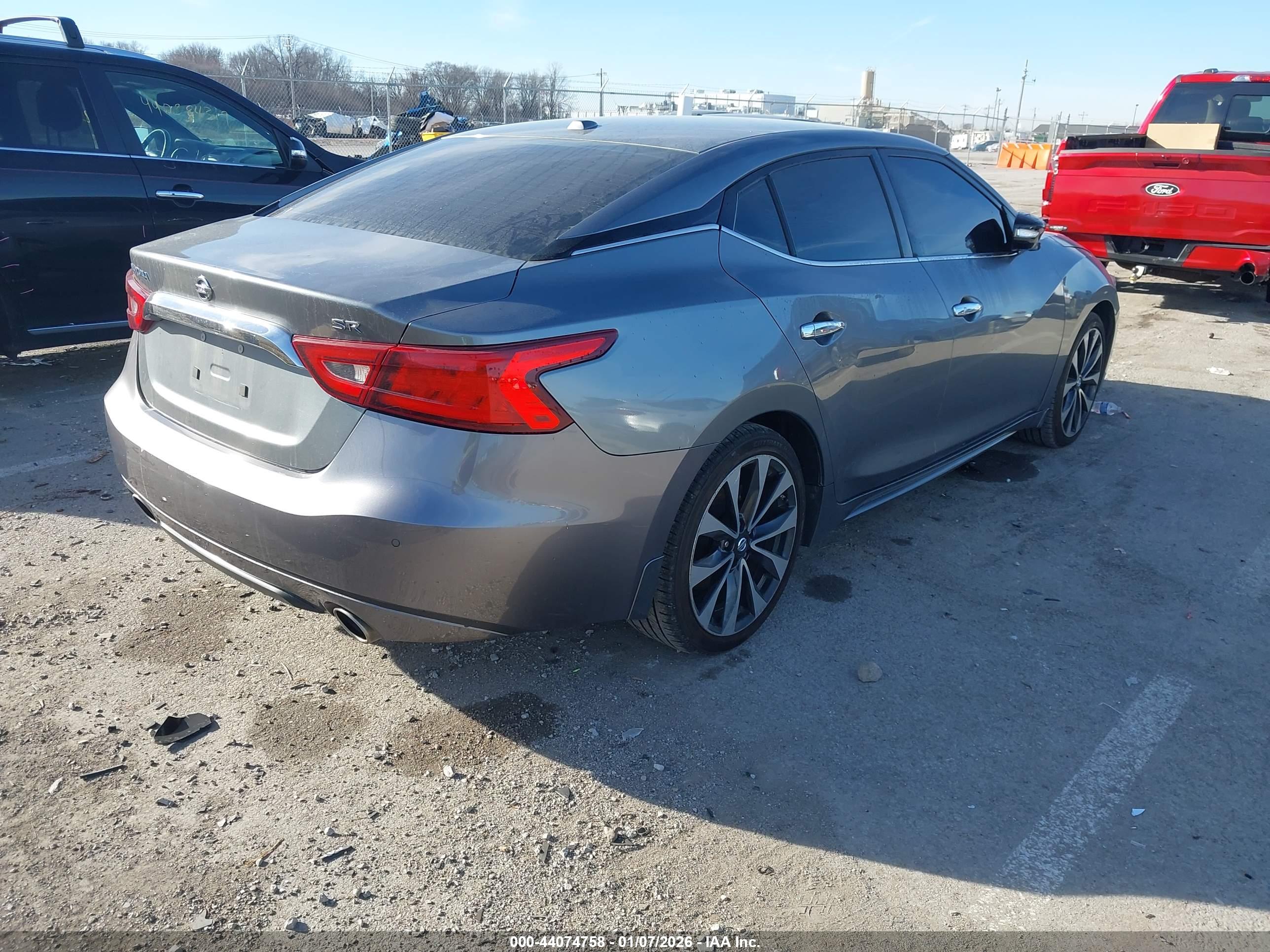 NISSAN MAXIMA image 4