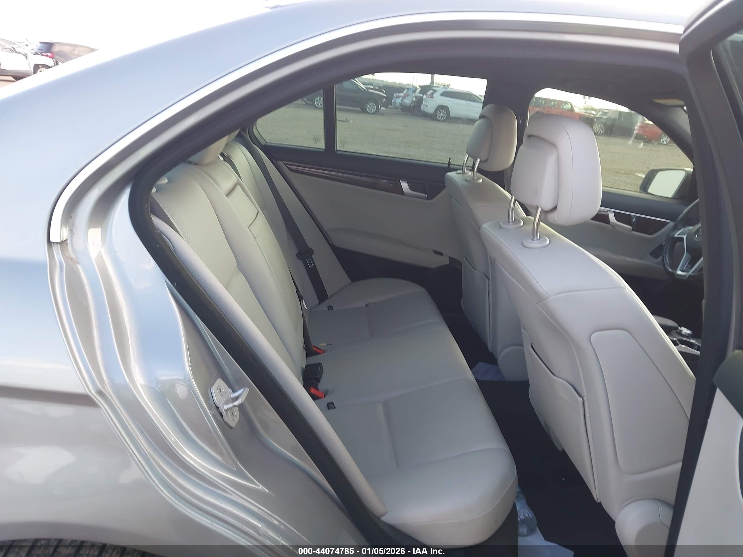 MERCEDES-BENZ C-CLASS image 8