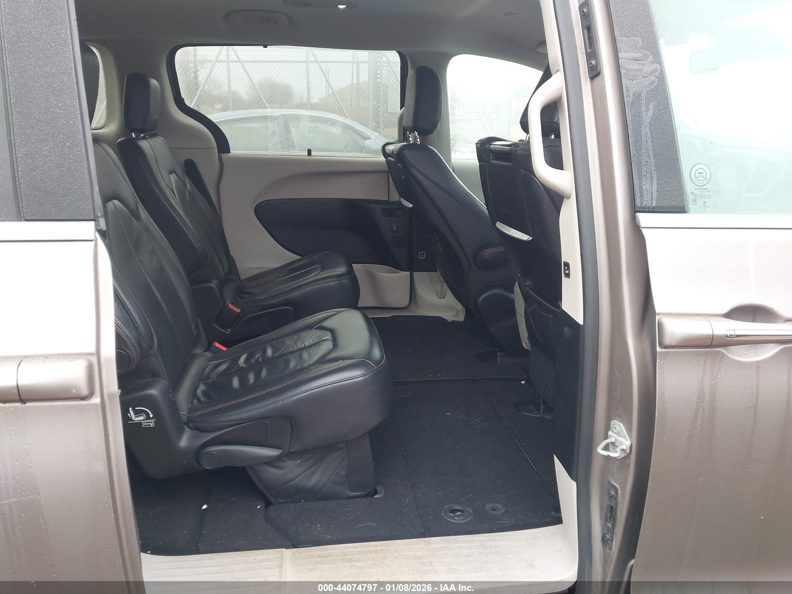 CHRYSLER PACIFICA image 8