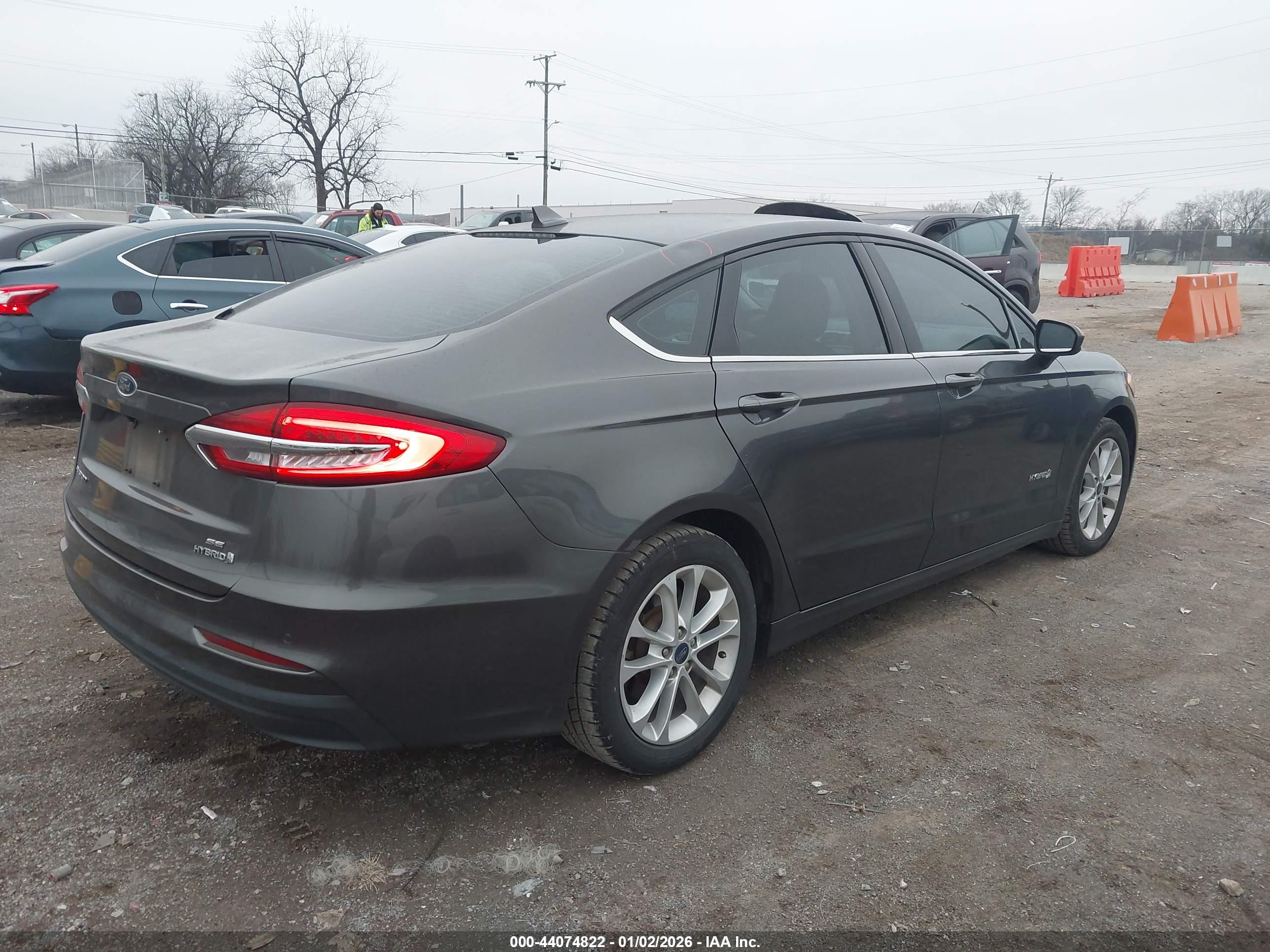 FORD FUSION image 4