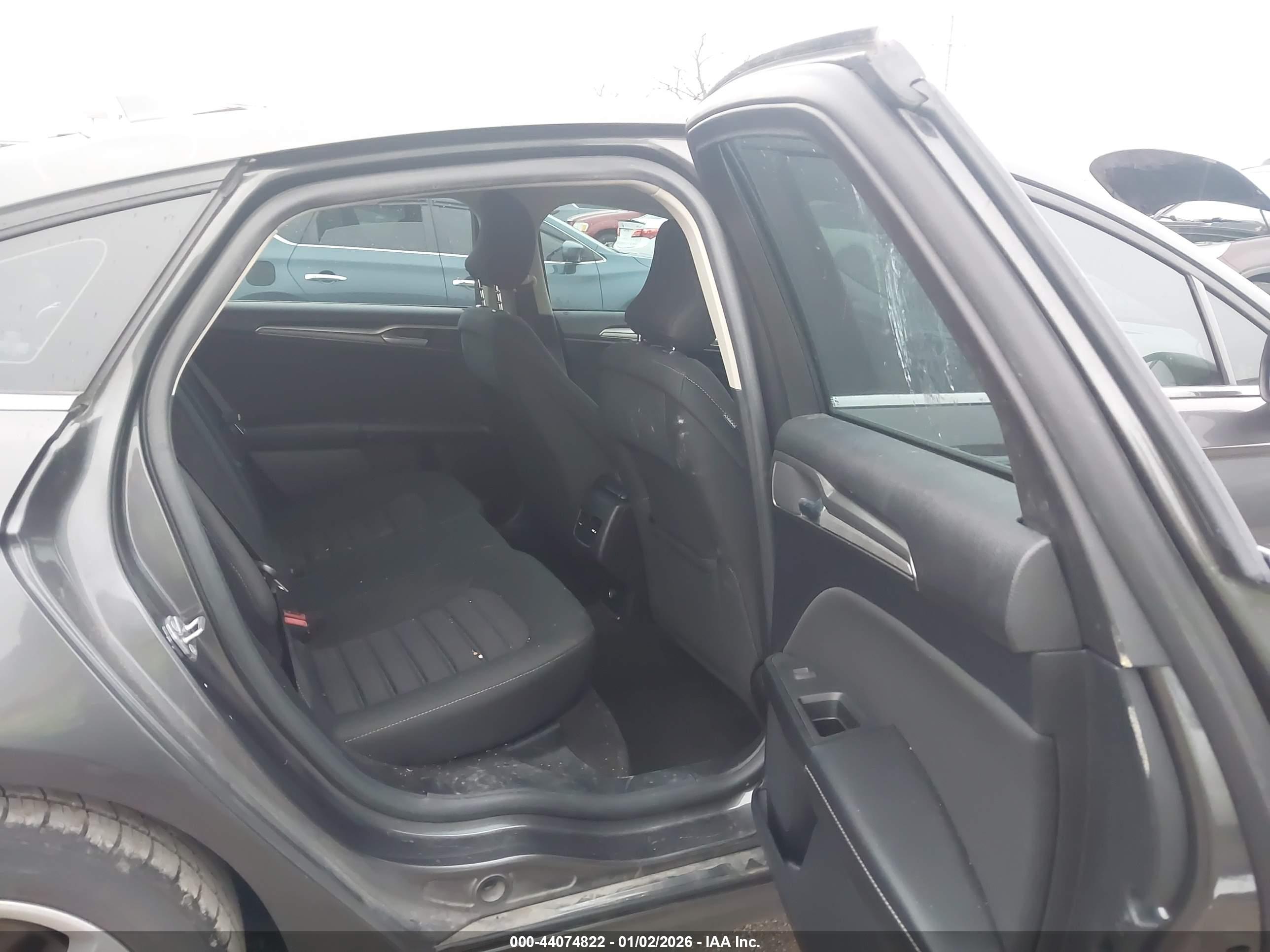 FORD FUSION image 8