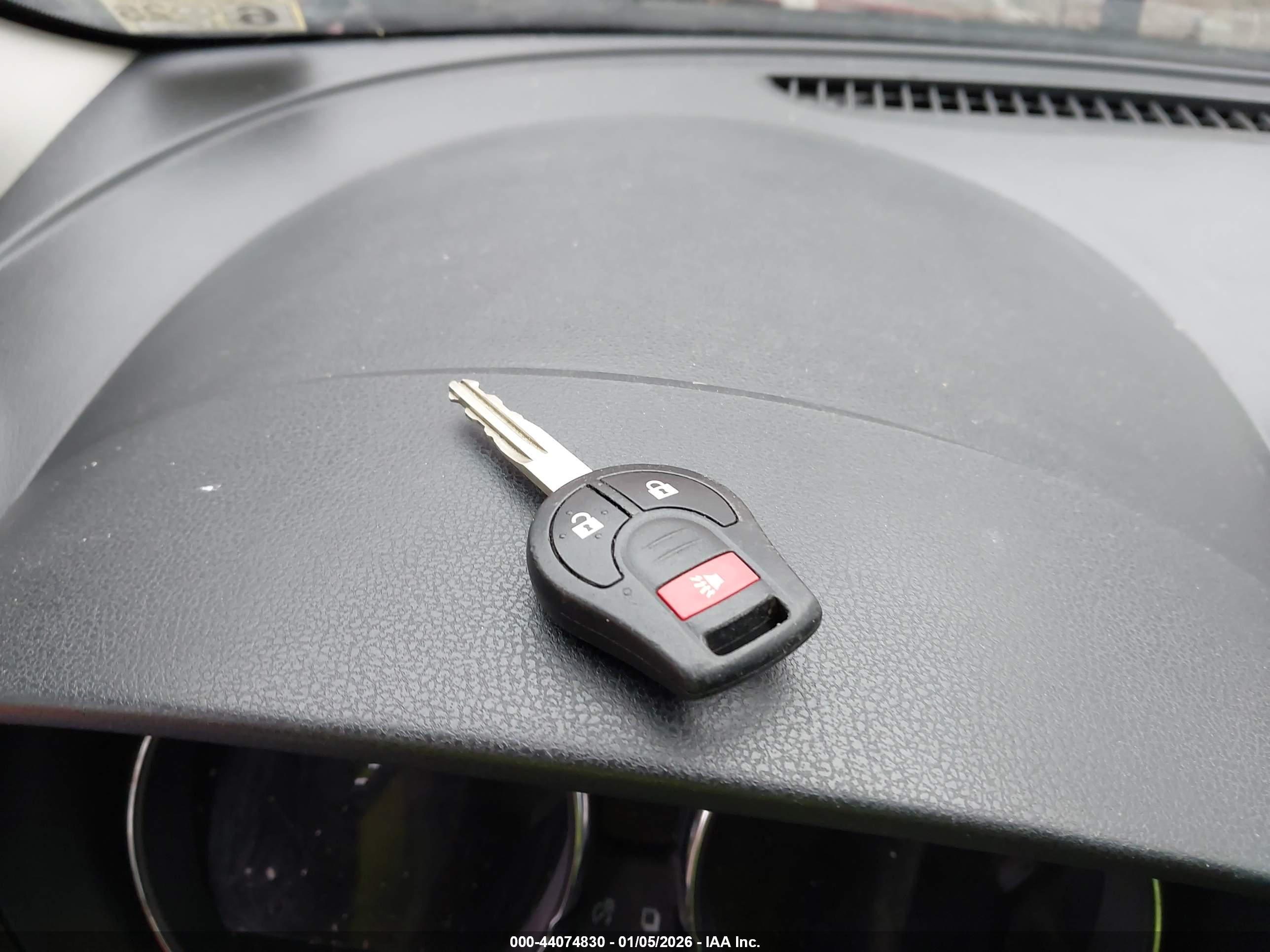 NISSAN VERSA image 11