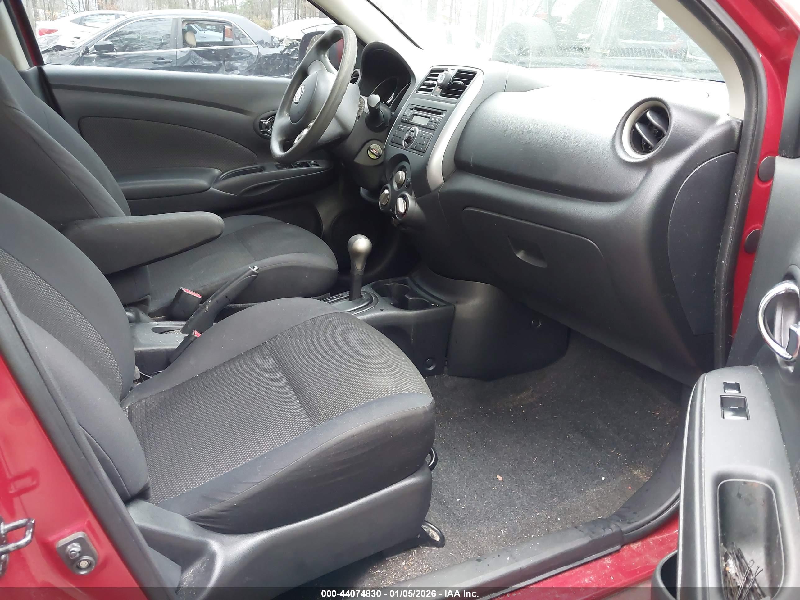 NISSAN VERSA image 5