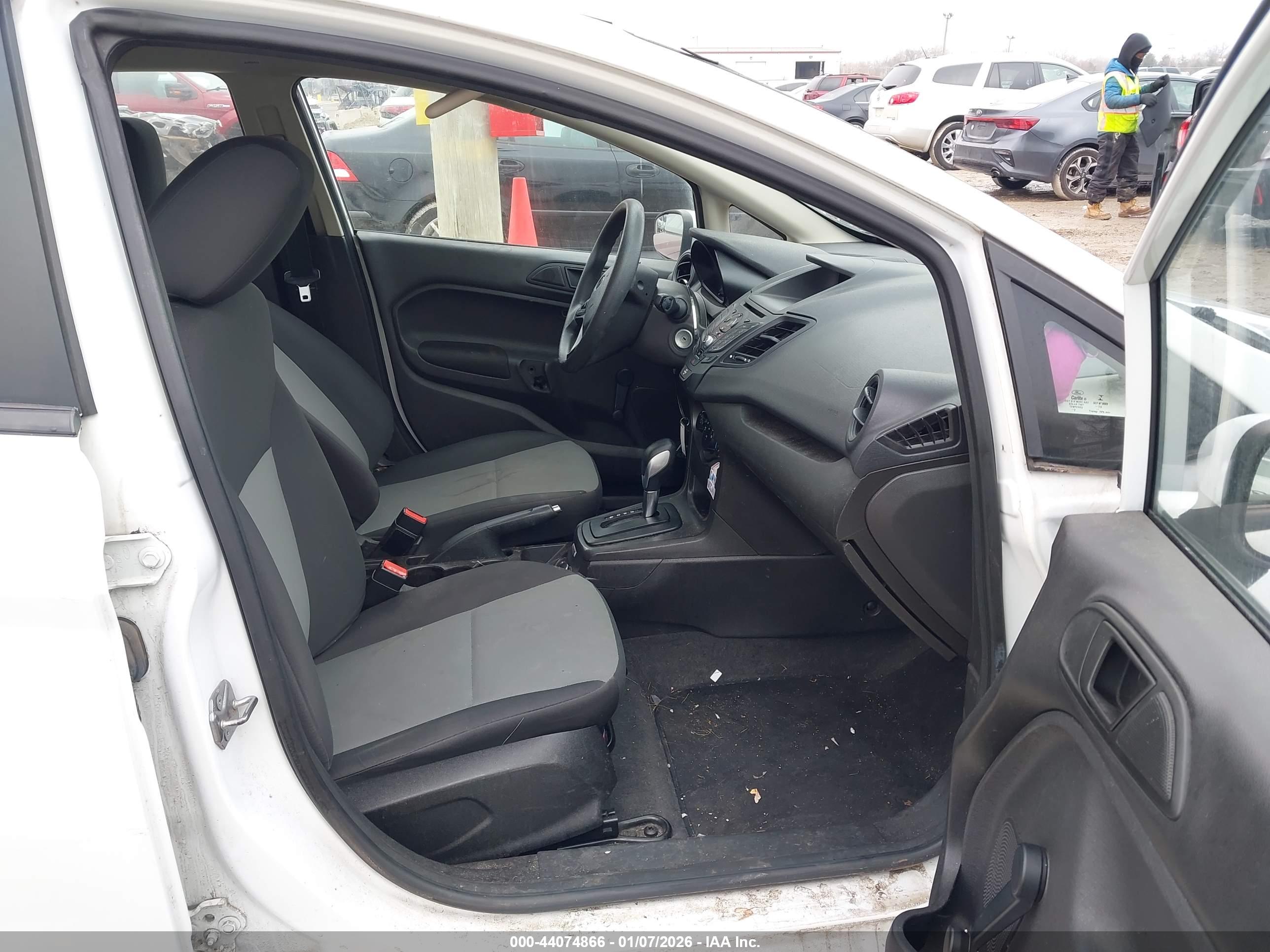 FORD FIESTA image 5