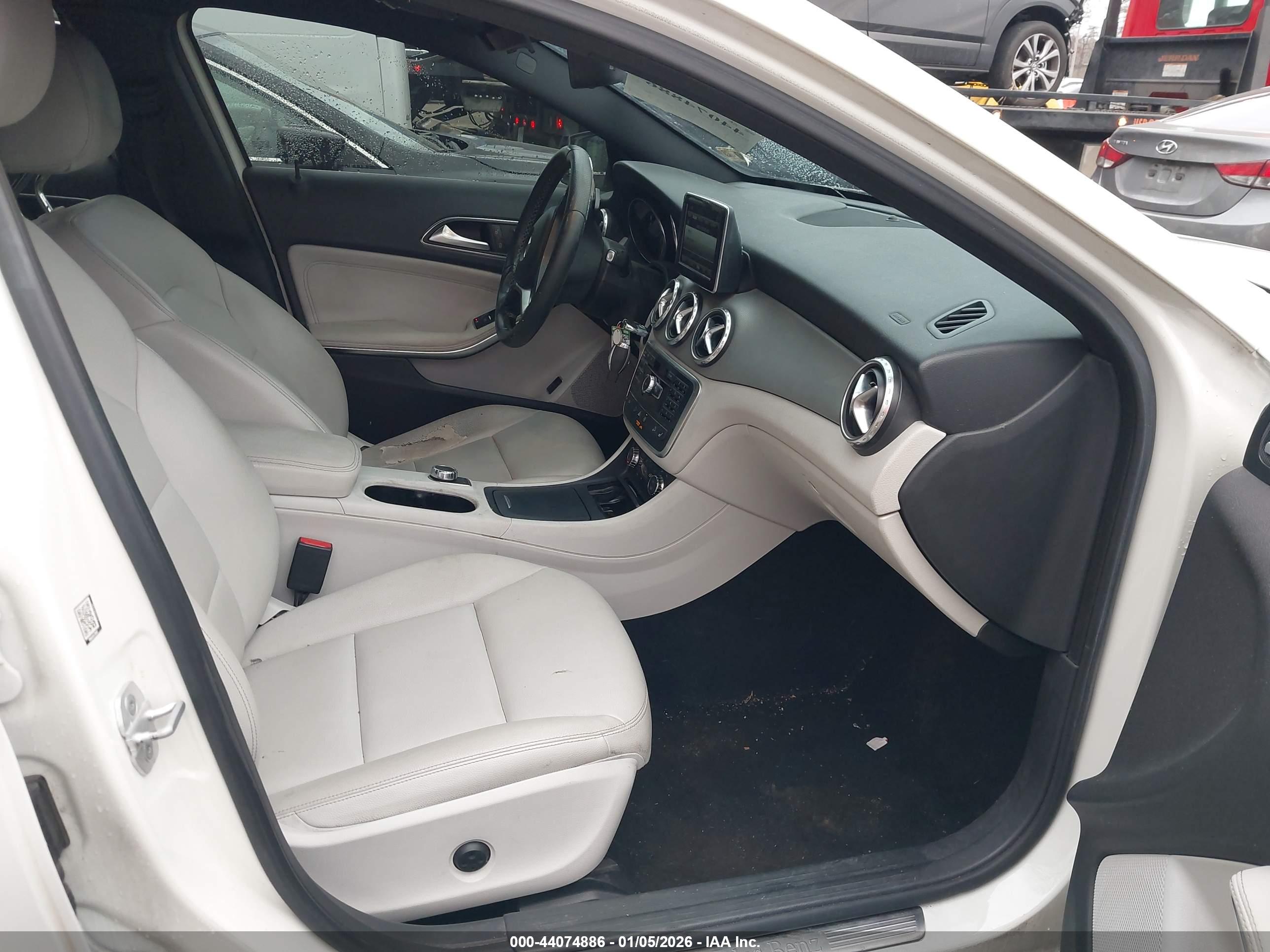 MERCEDES-BENZ GLA image 5
