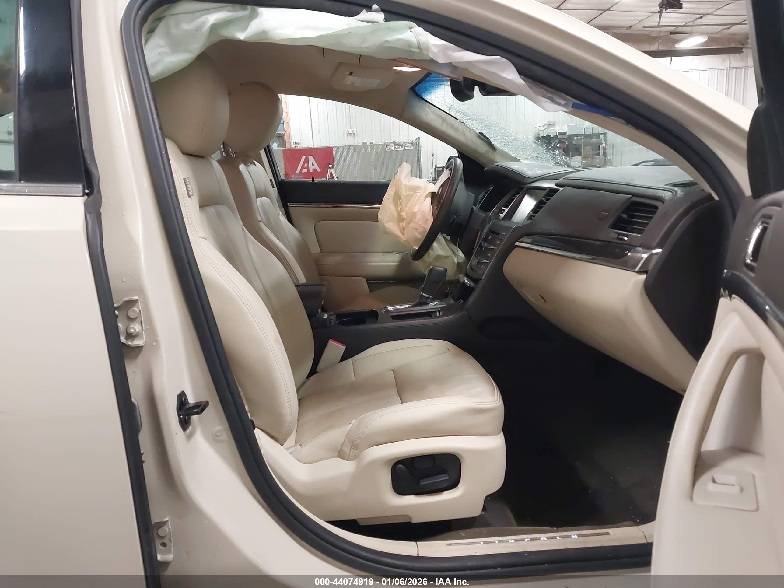 LINCOLN MKS image 5