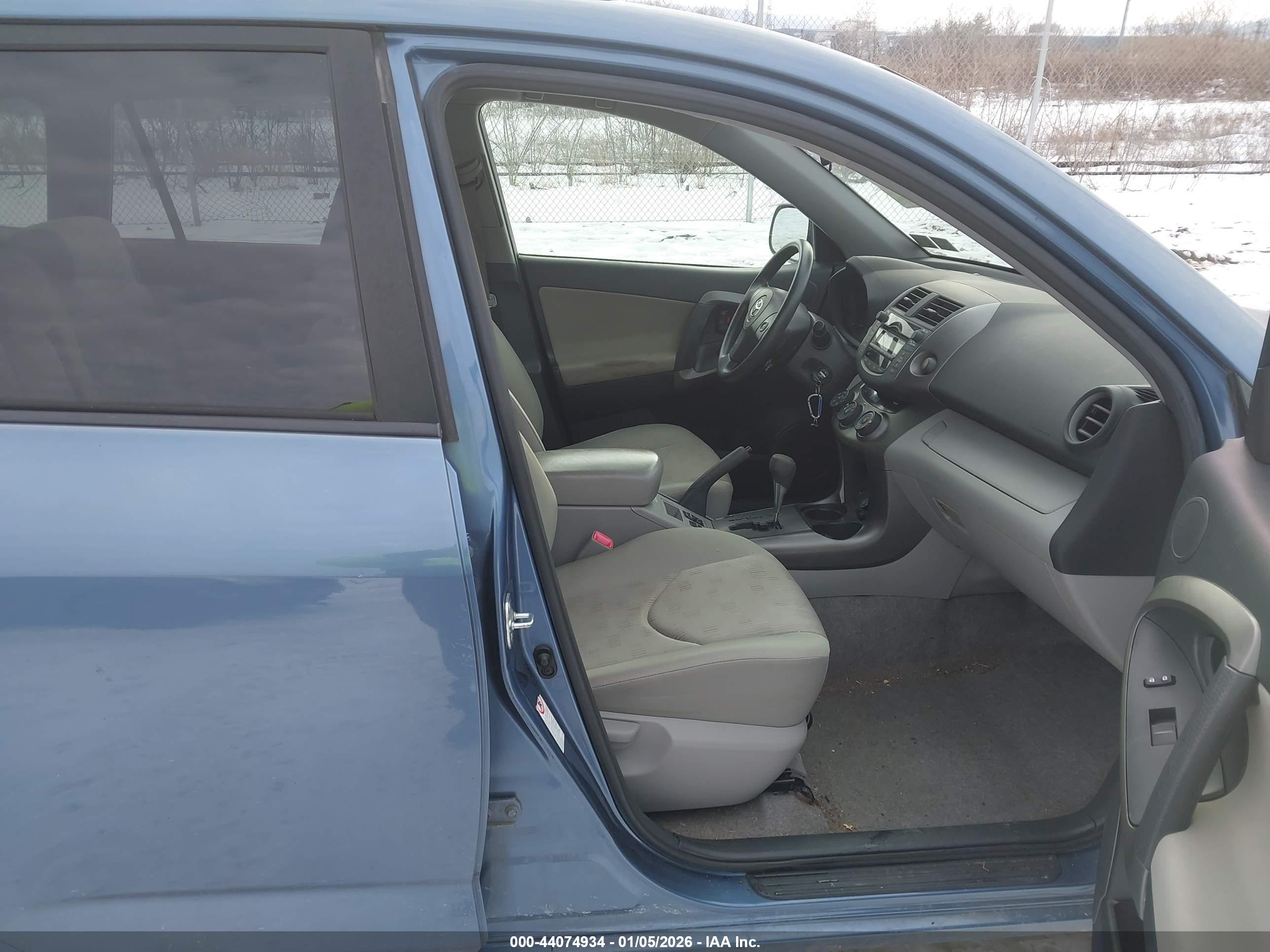 TOYOTA RAV4 image 5