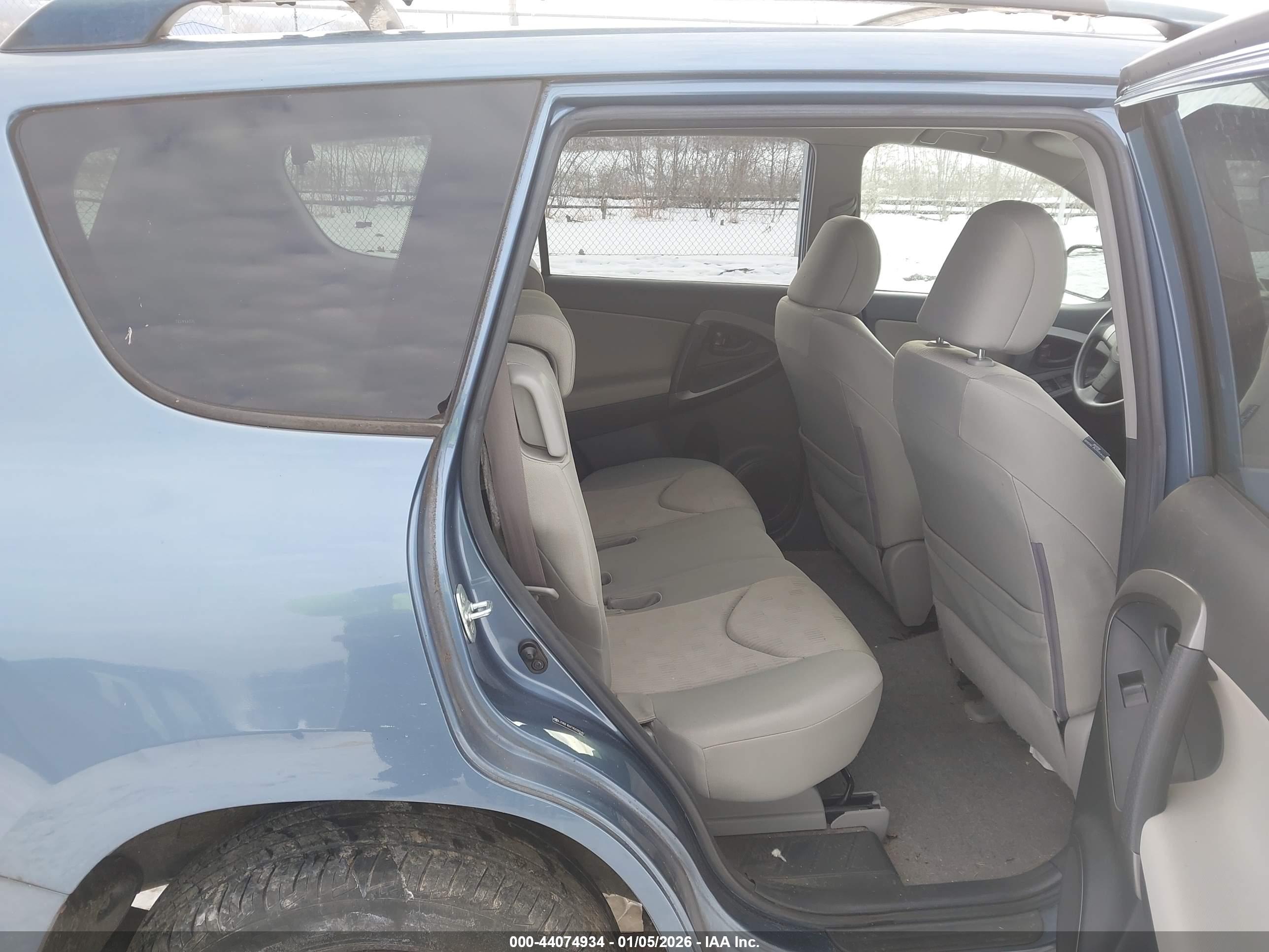 TOYOTA RAV4 image 8