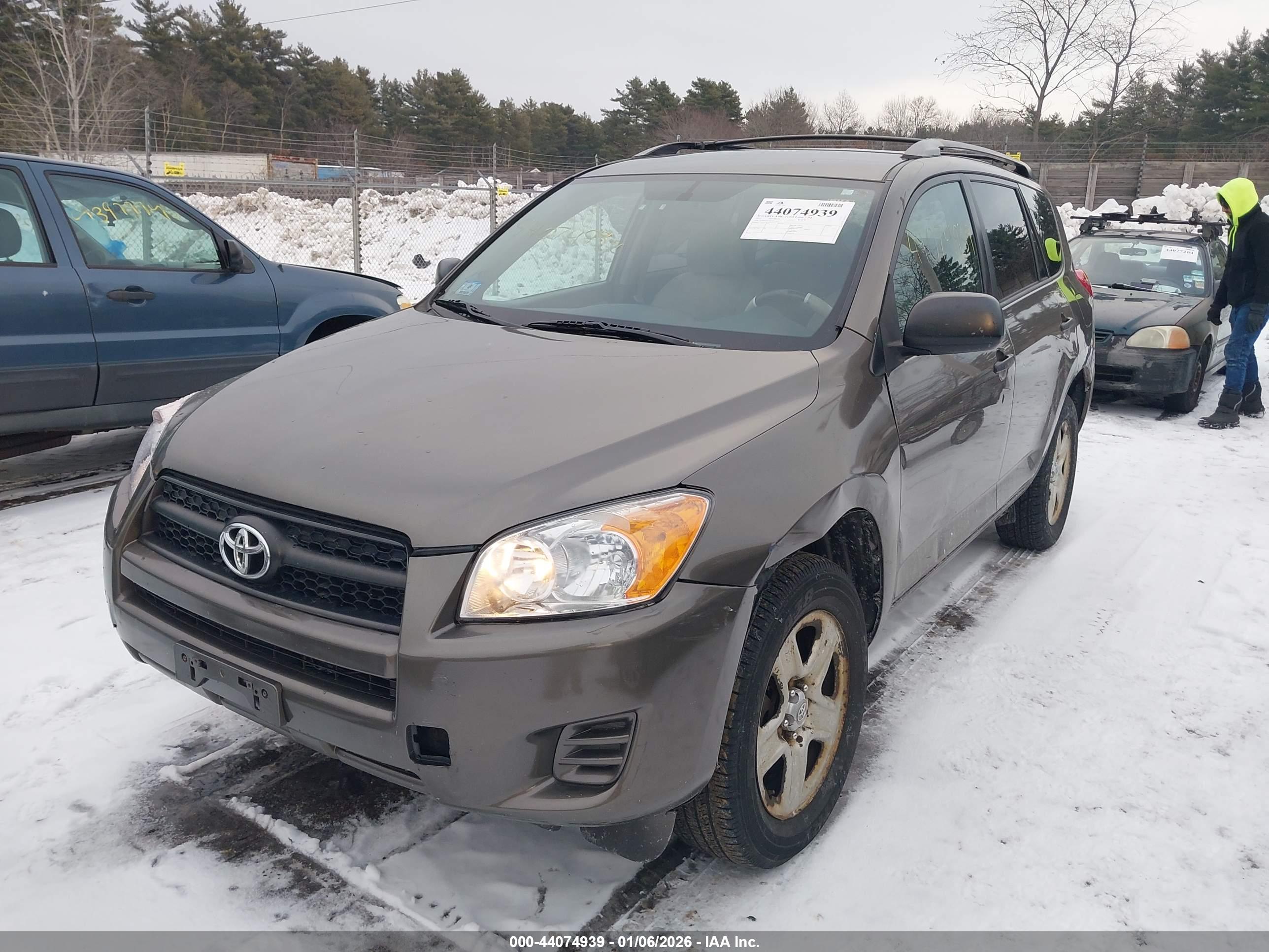 TOYOTA RAV4 image 2