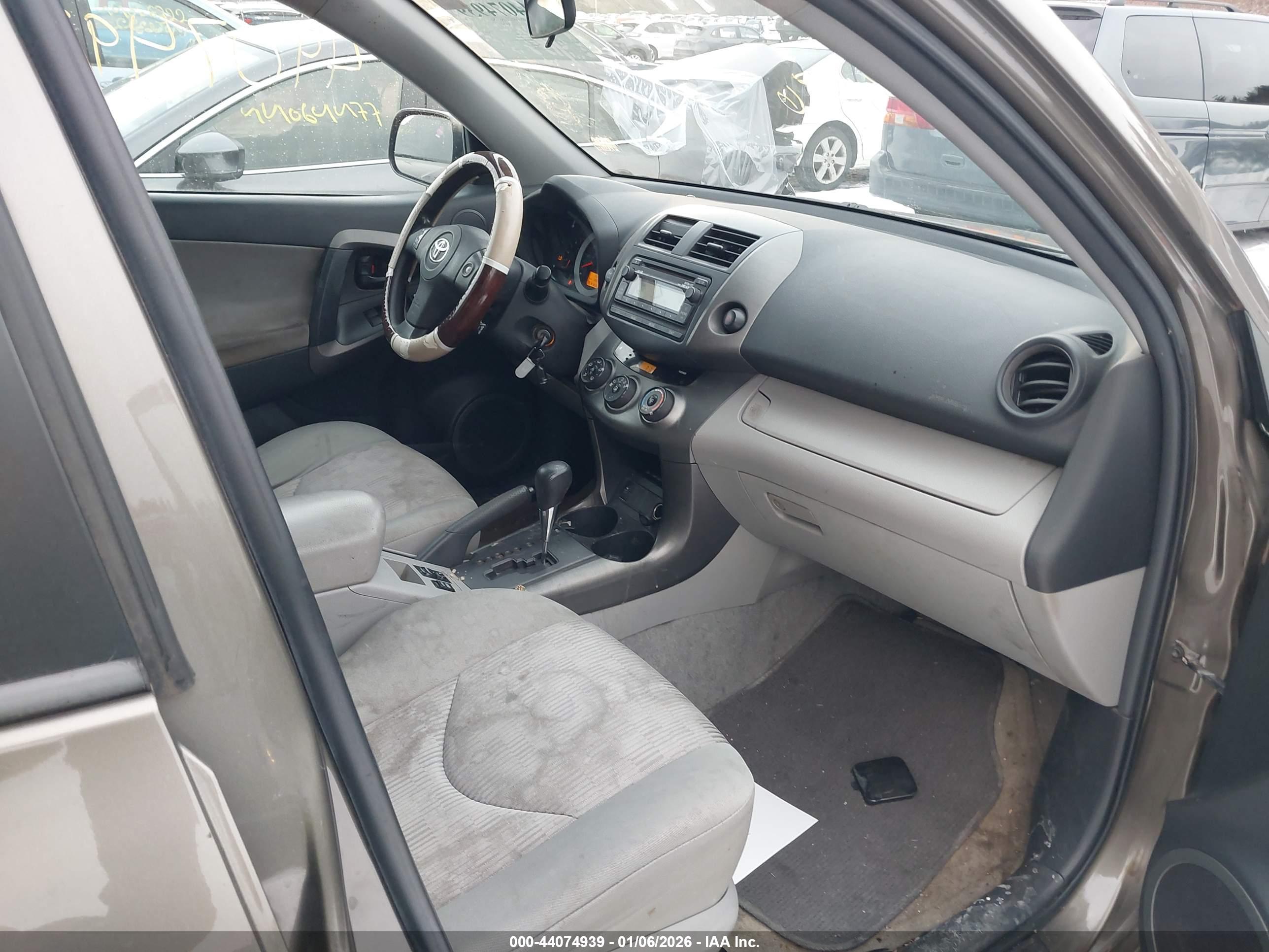 TOYOTA RAV4 image 5