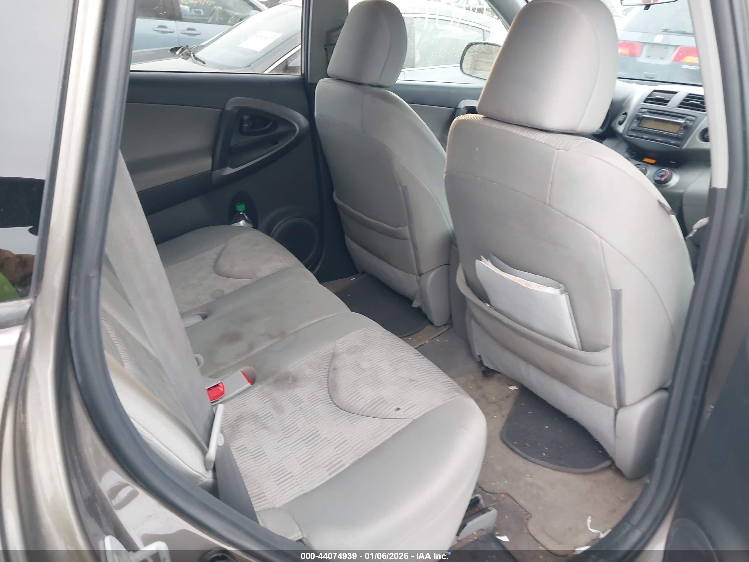 TOYOTA RAV4 image 8