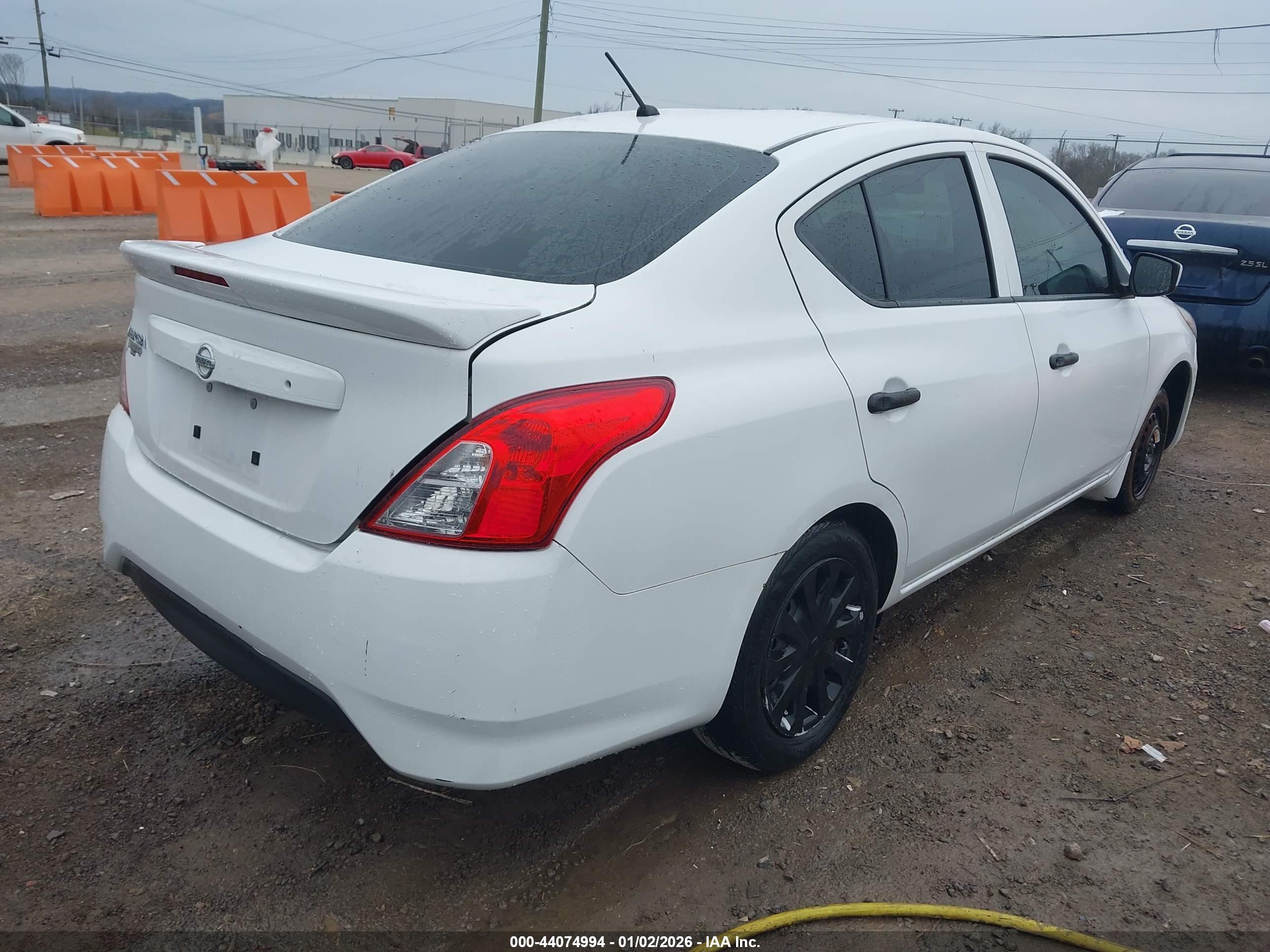 NISSAN VERSA image 4