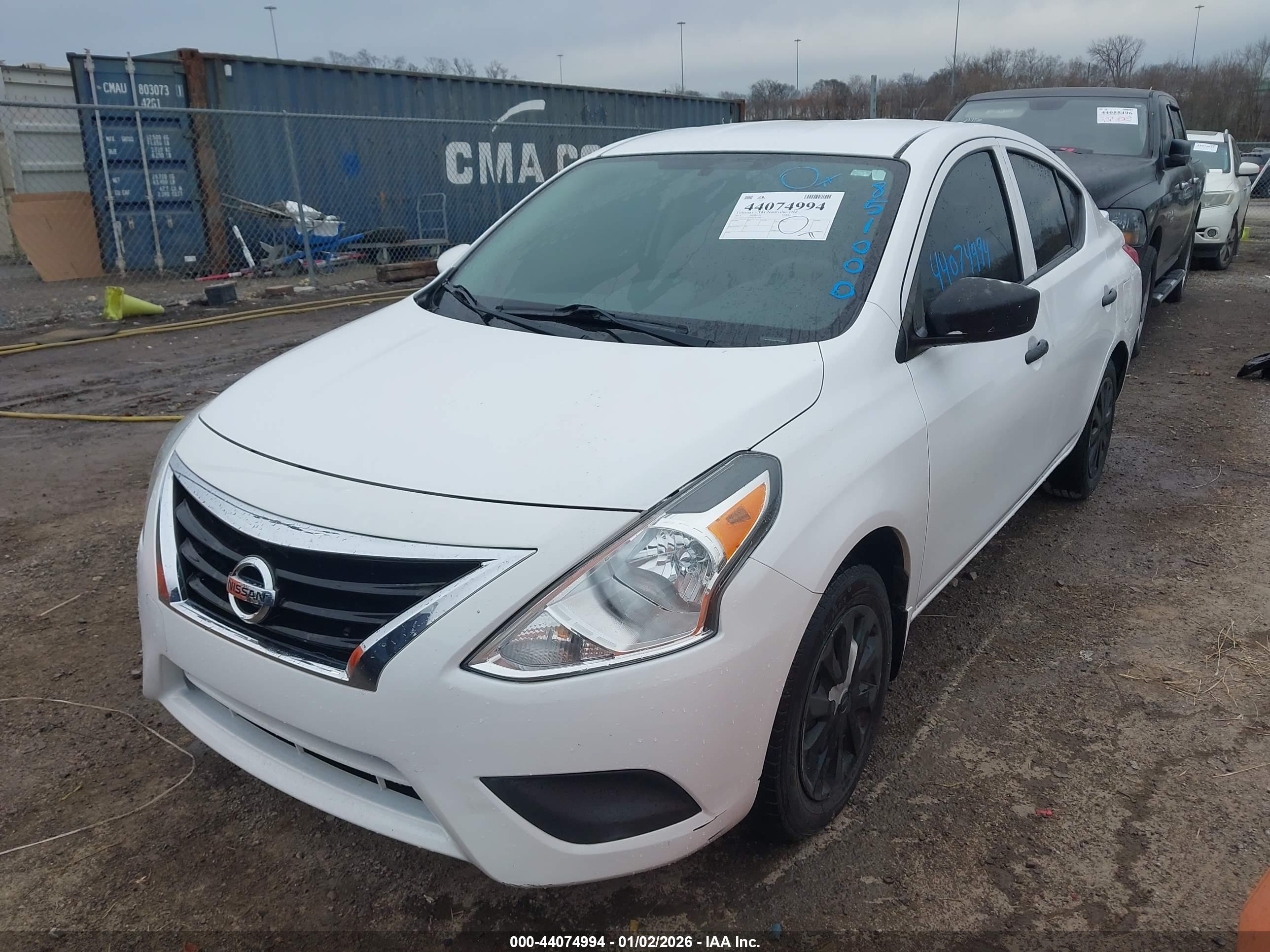 NISSAN VERSA image 6