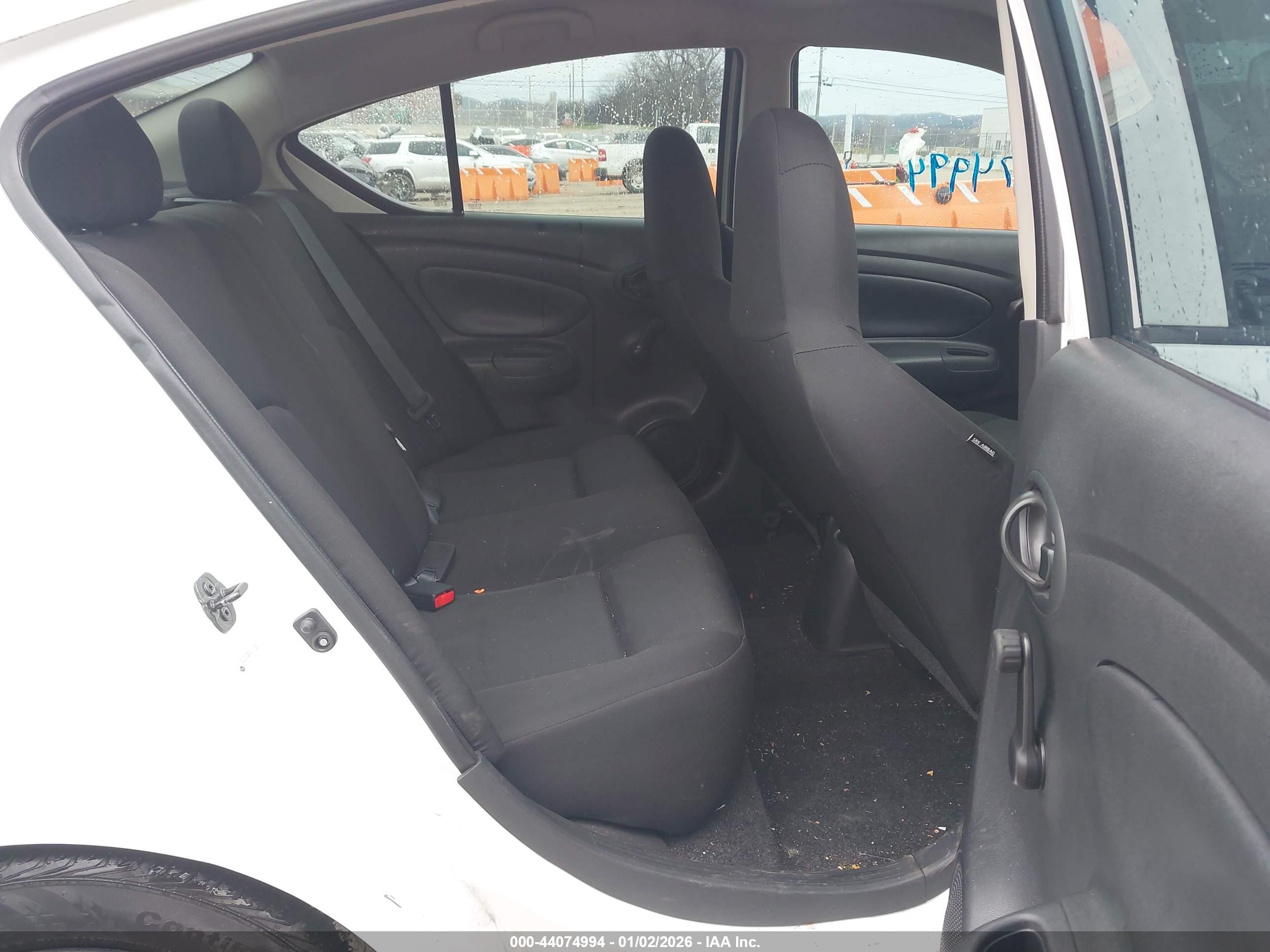 NISSAN VERSA image 8