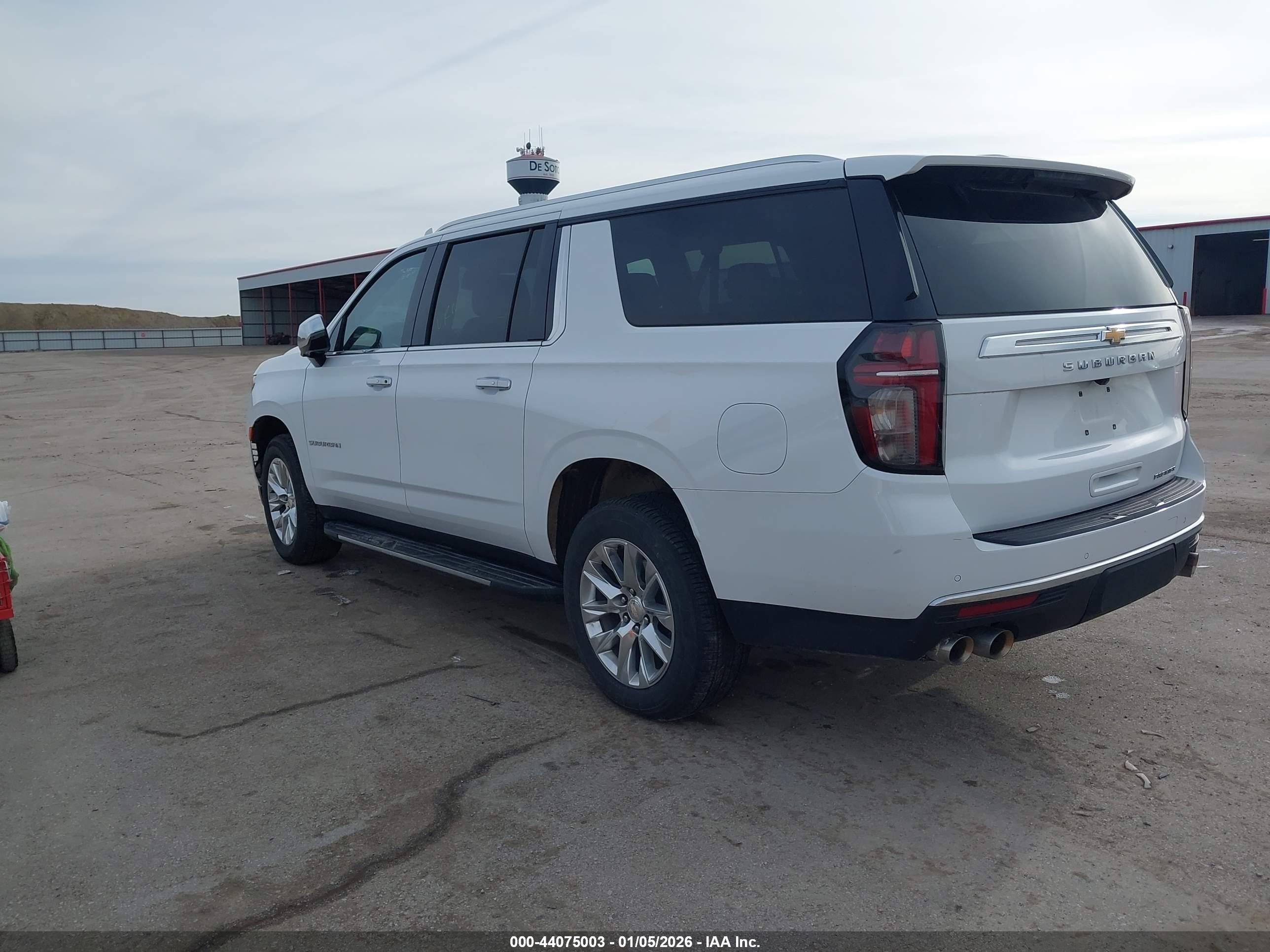 CHEVROLET SUBURBAN image 3