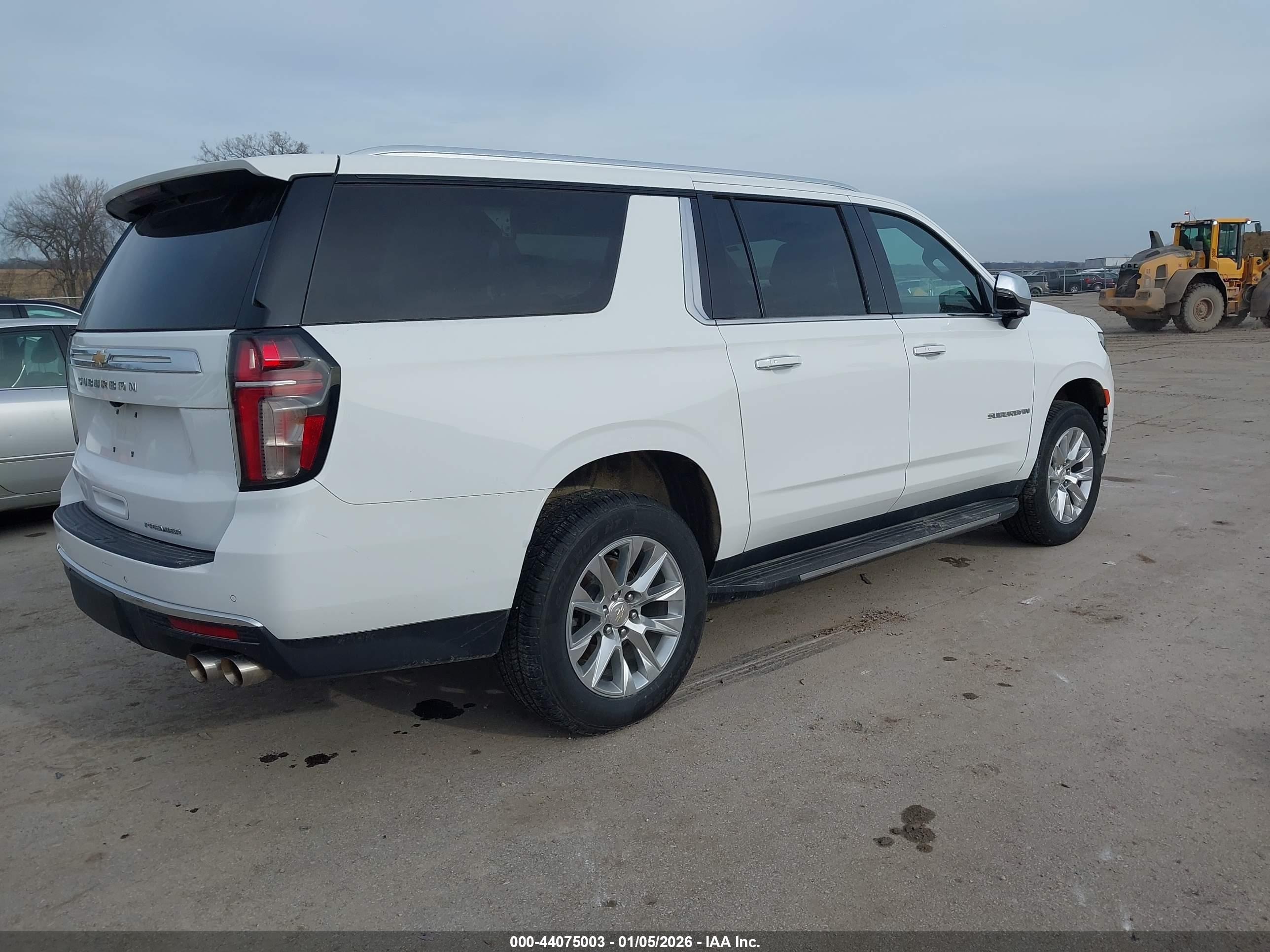 CHEVROLET SUBURBAN image 4