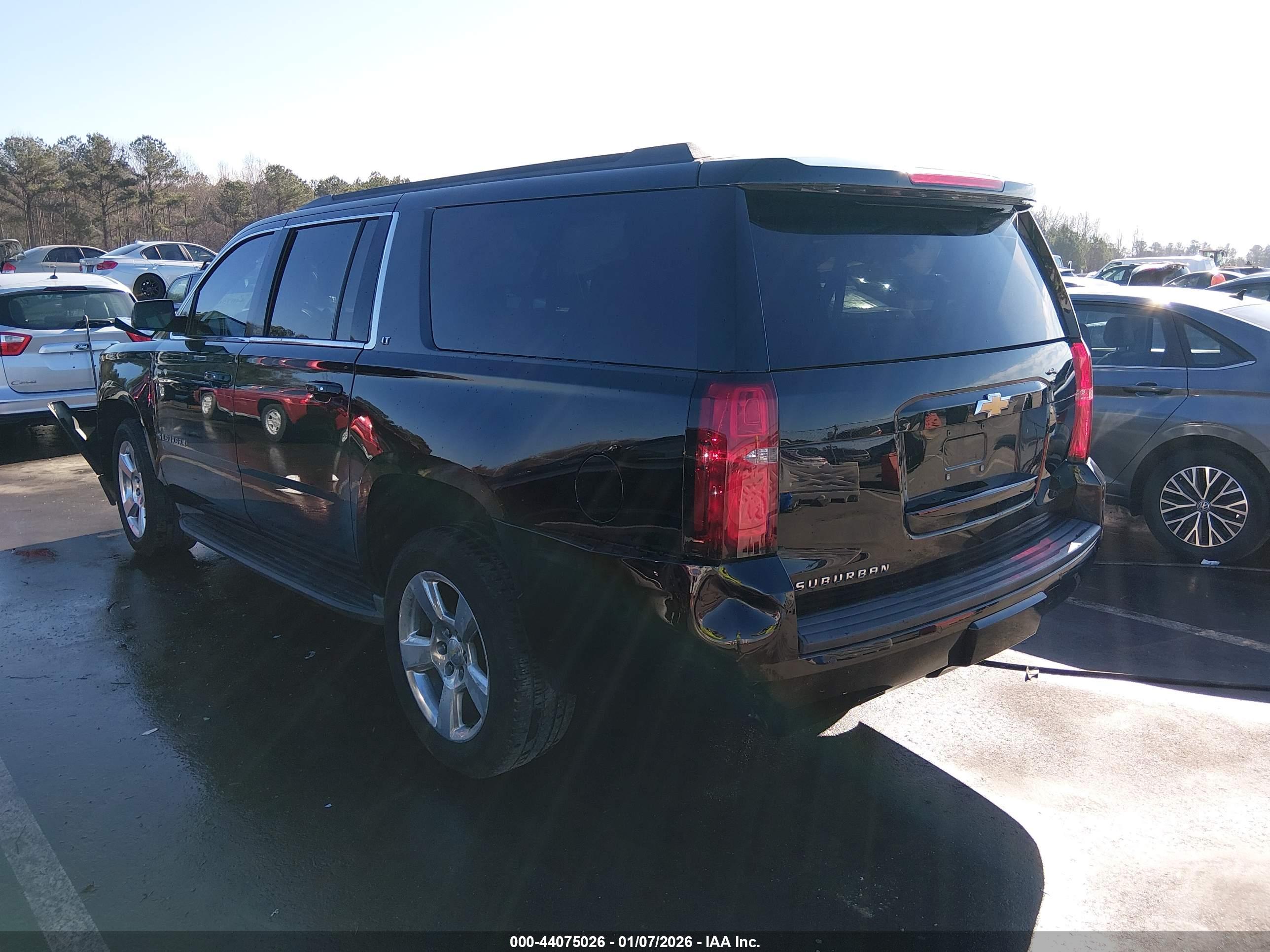 CHEVROLET SUBURBAN image 3