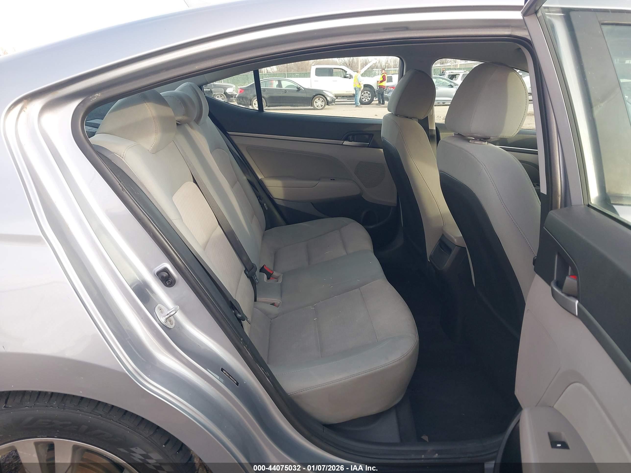 HYUNDAI ELANTRA image 8
