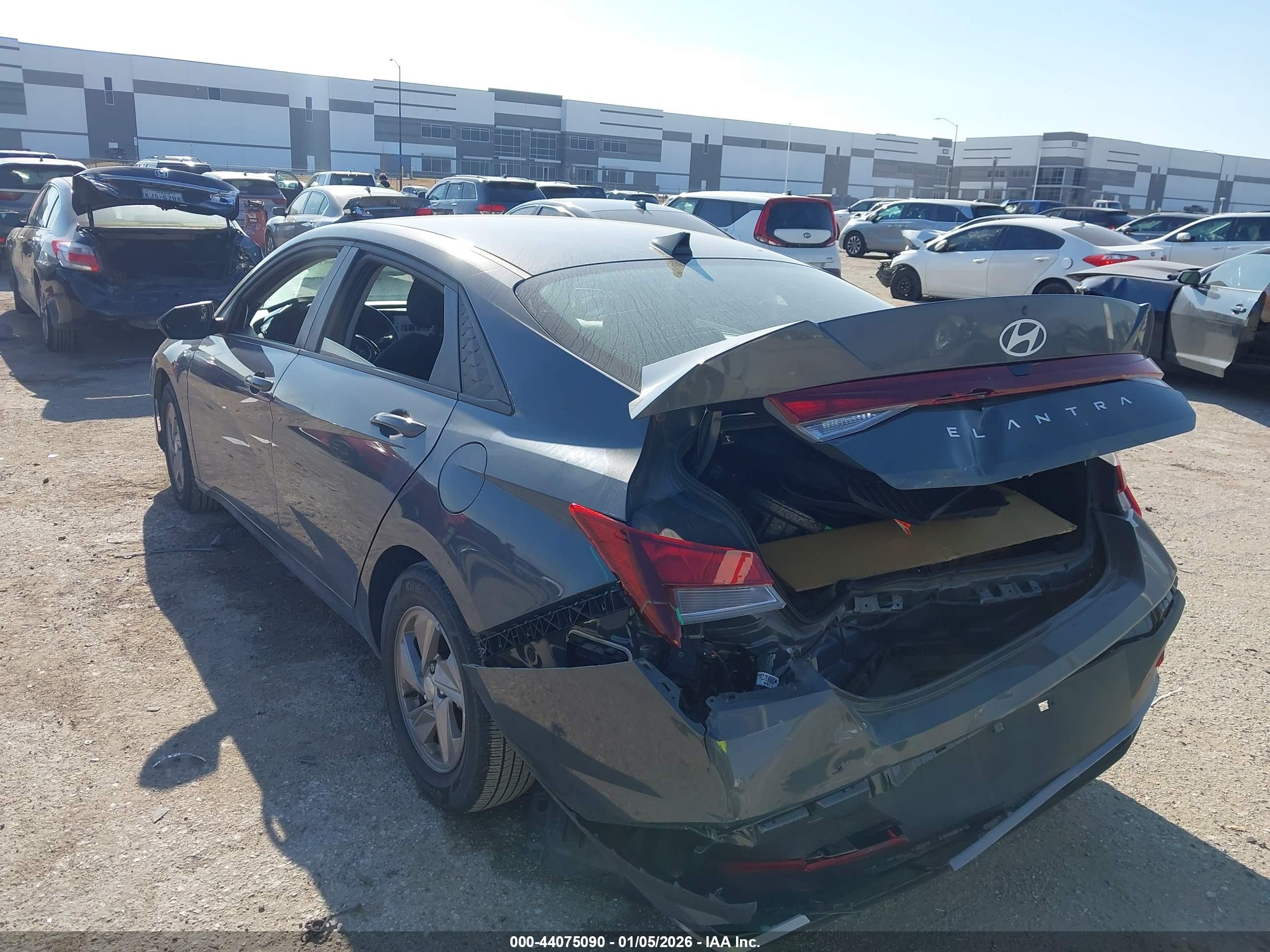HYUNDAI ELANTRA image 3