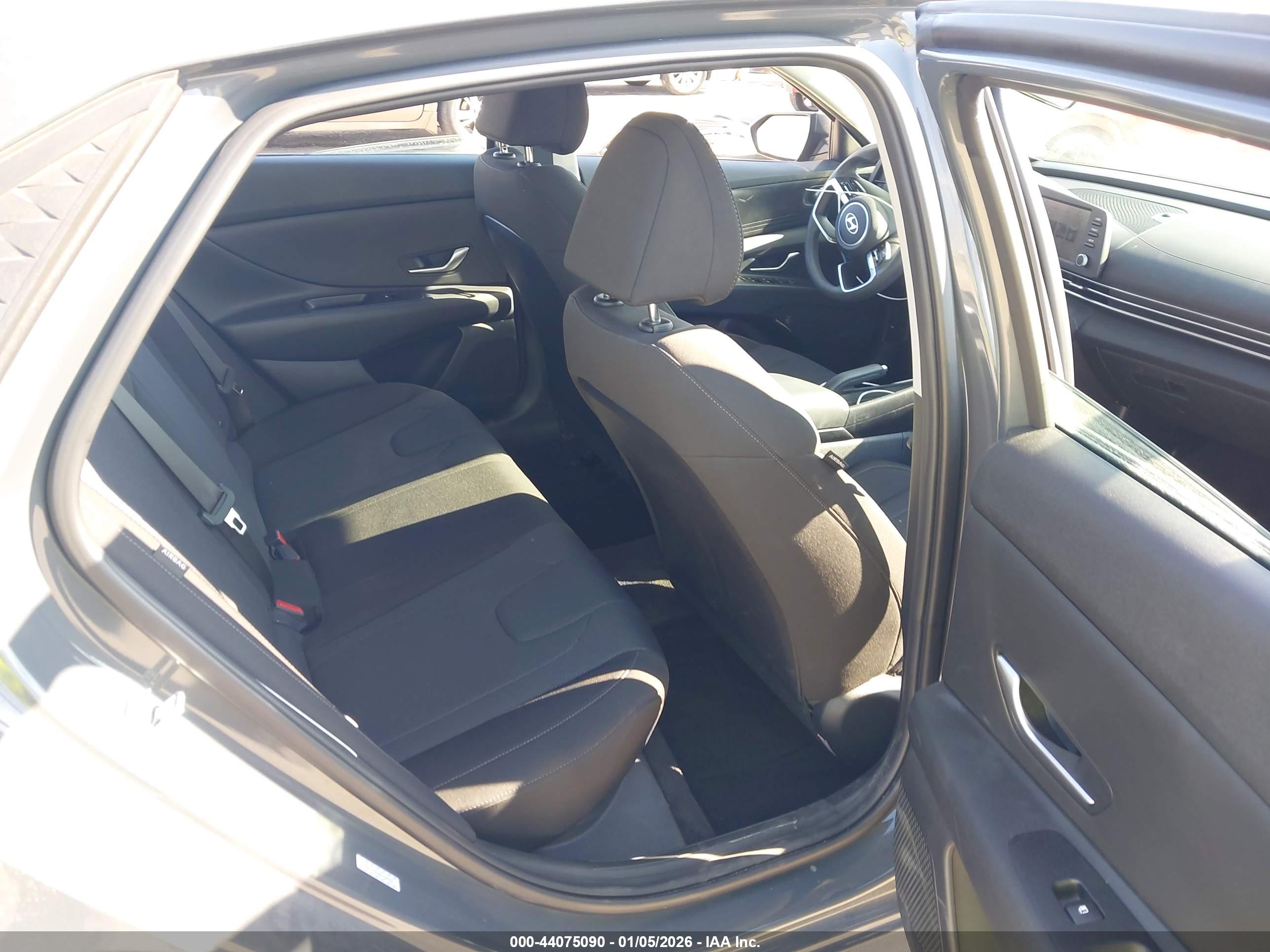 HYUNDAI ELANTRA image 8