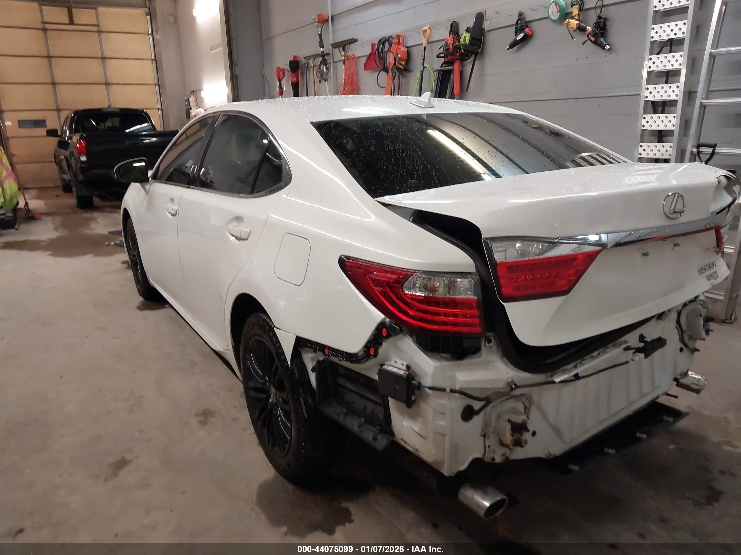 LEXUS ES image 3