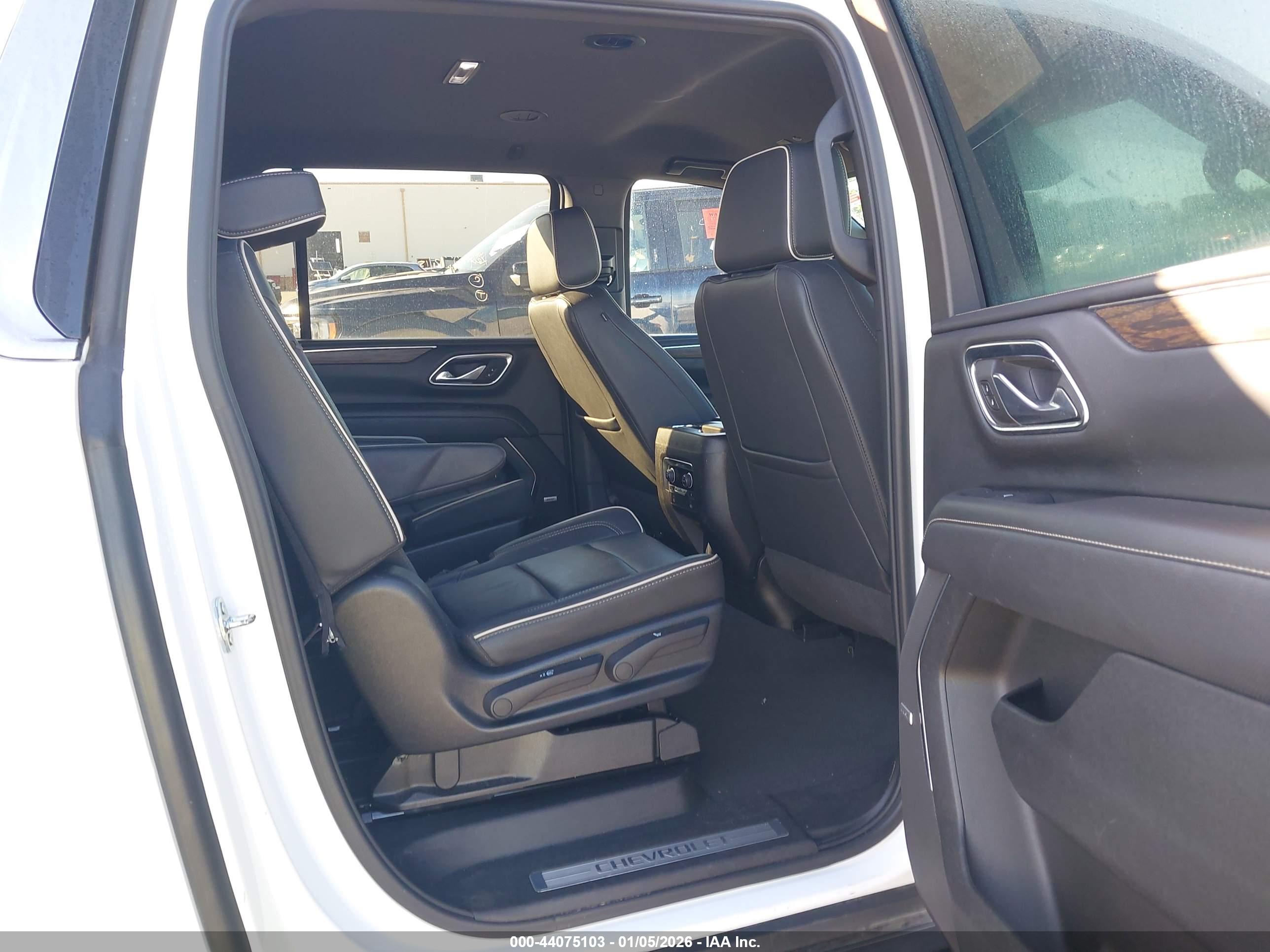 CHEVROLET SUBURBAN image 8