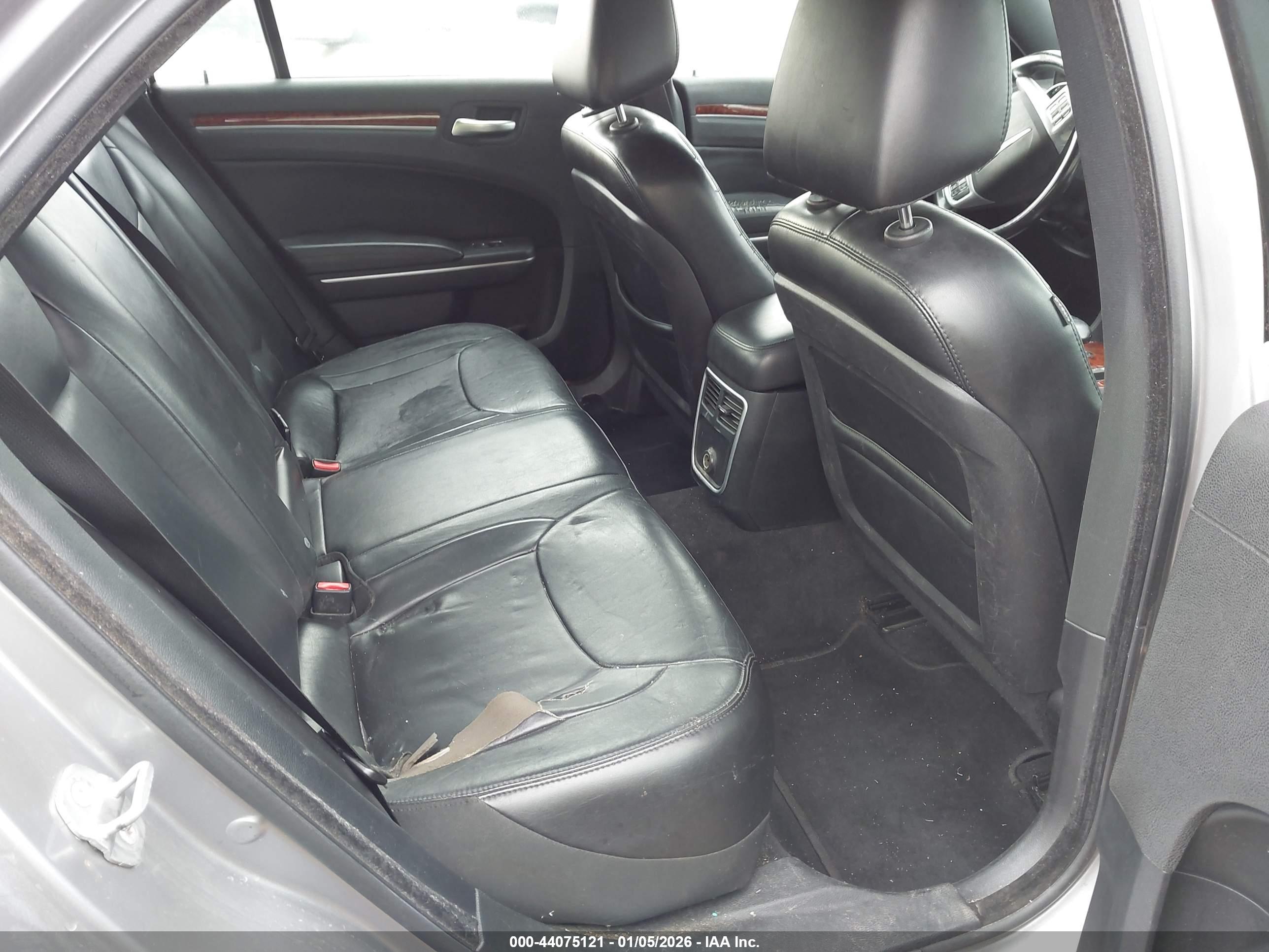 CHRYSLER 300 image 8
