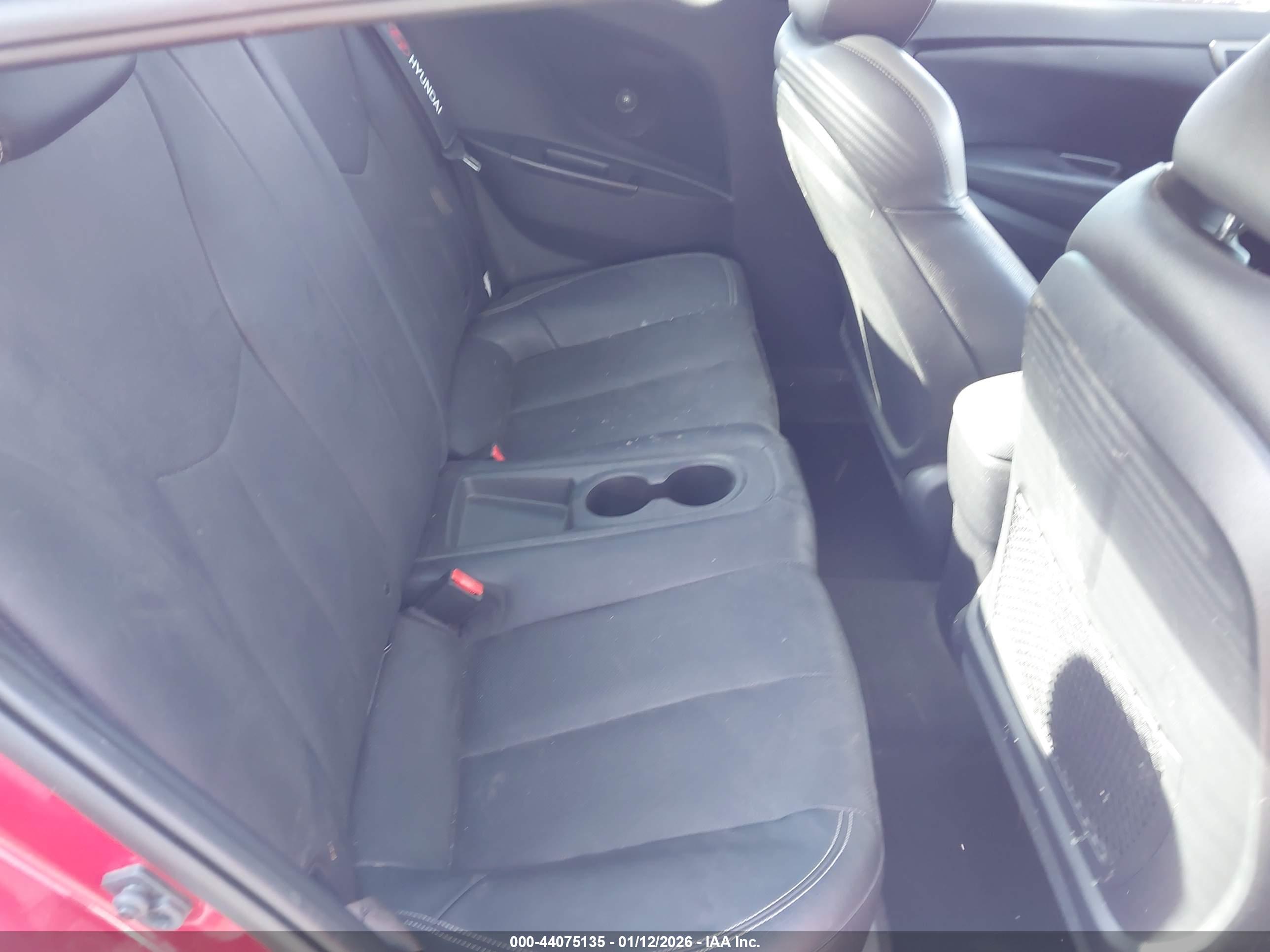HYUNDAI VELOSTER image 8