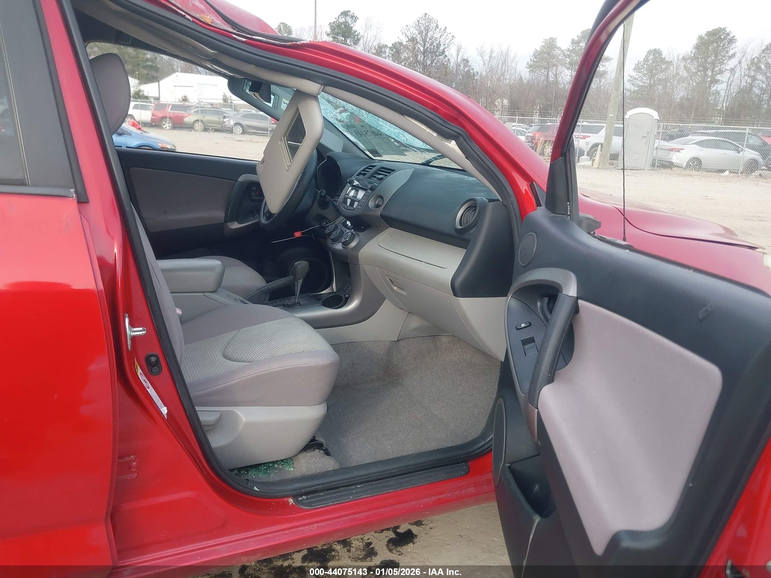 TOYOTA RAV4 image 5