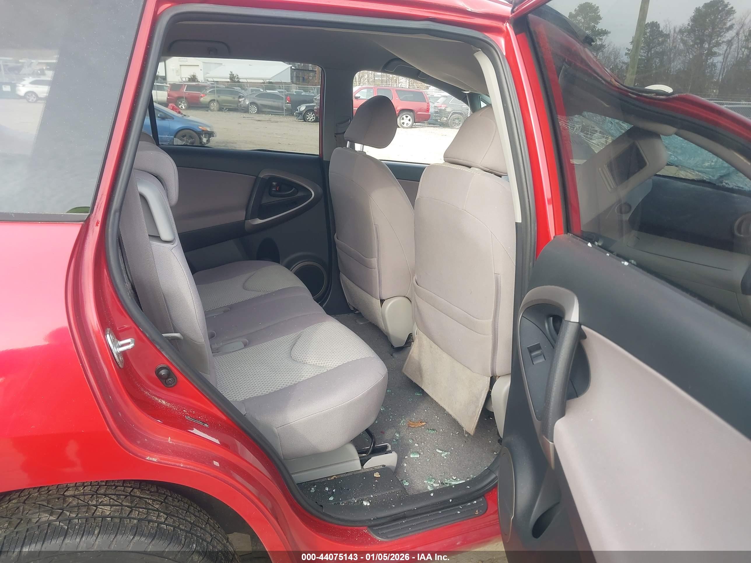 TOYOTA RAV4 image 8