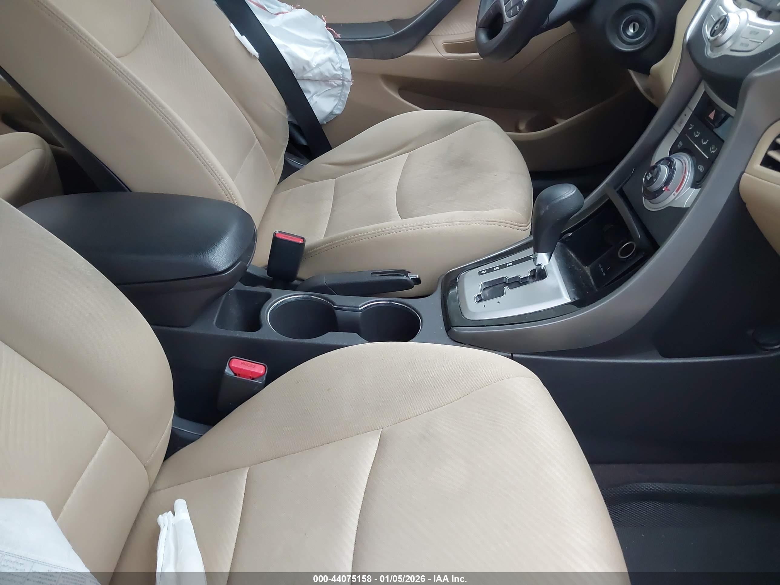 HYUNDAI ELANTRA image 5