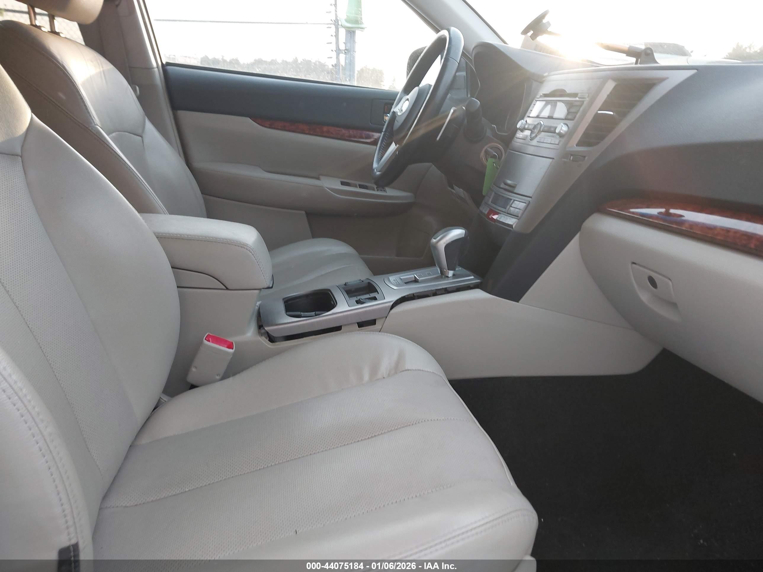 SUBARU OUTBACK image 5