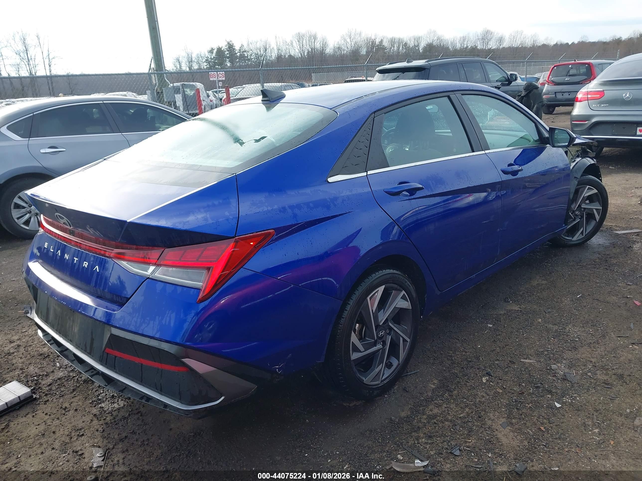 HYUNDAI ELANTRA image 4