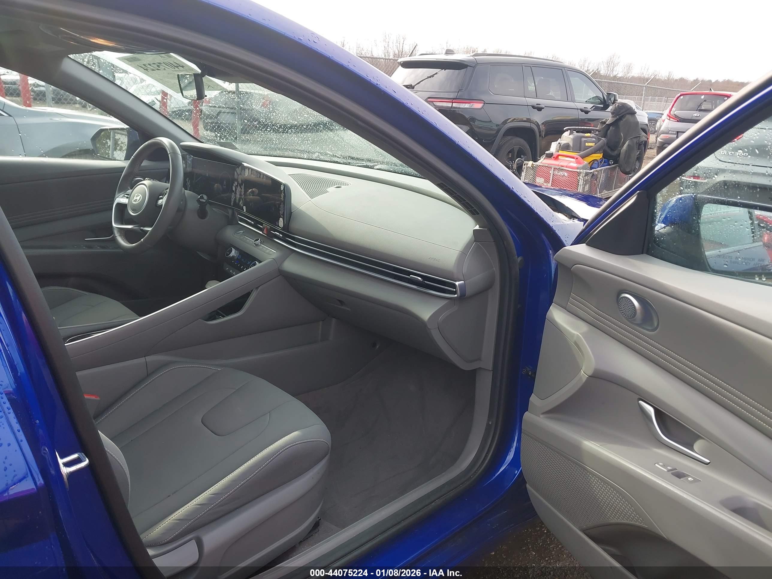 HYUNDAI ELANTRA image 5