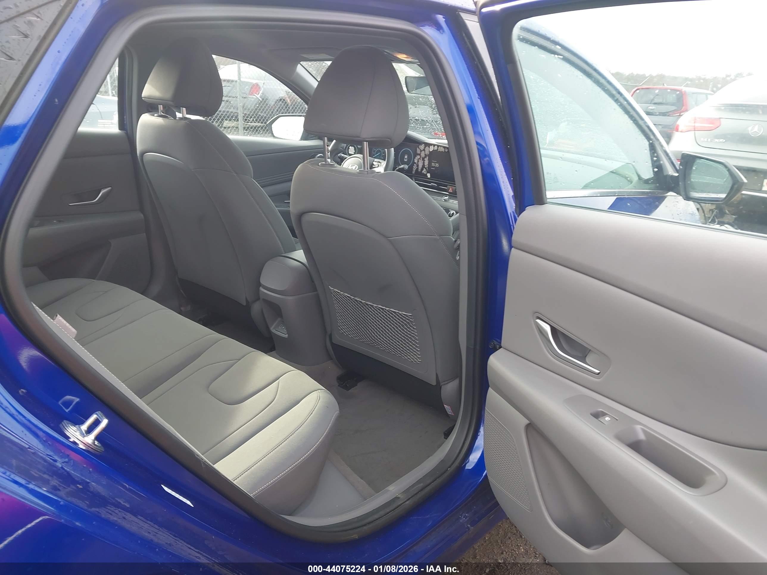 HYUNDAI ELANTRA image 8