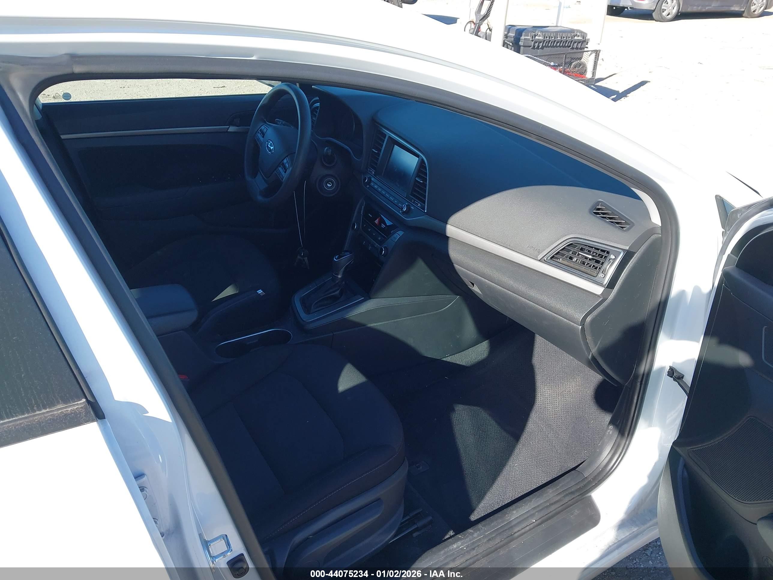 HYUNDAI ELANTRA image 5