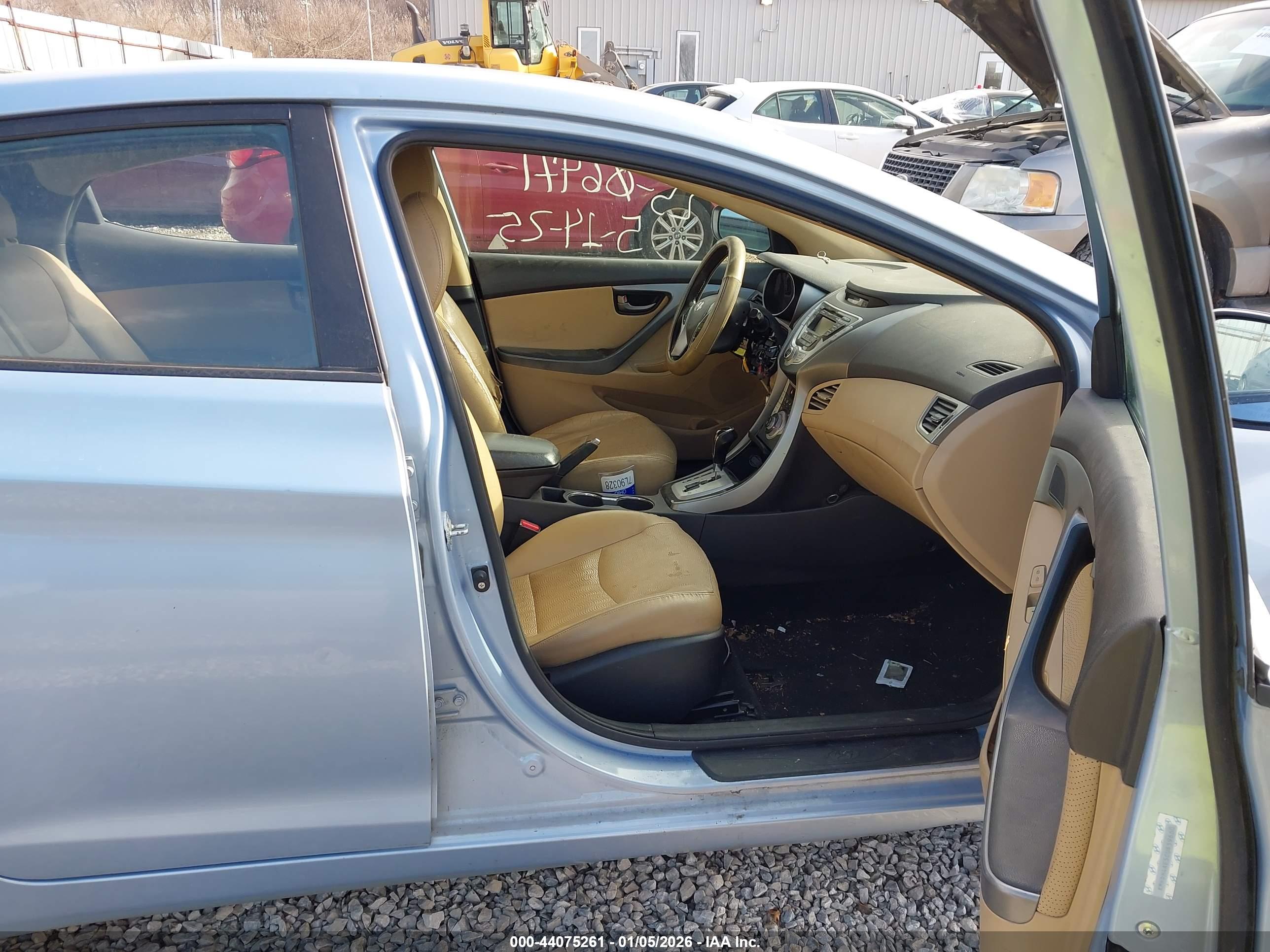 HYUNDAI ELANTRA image 5