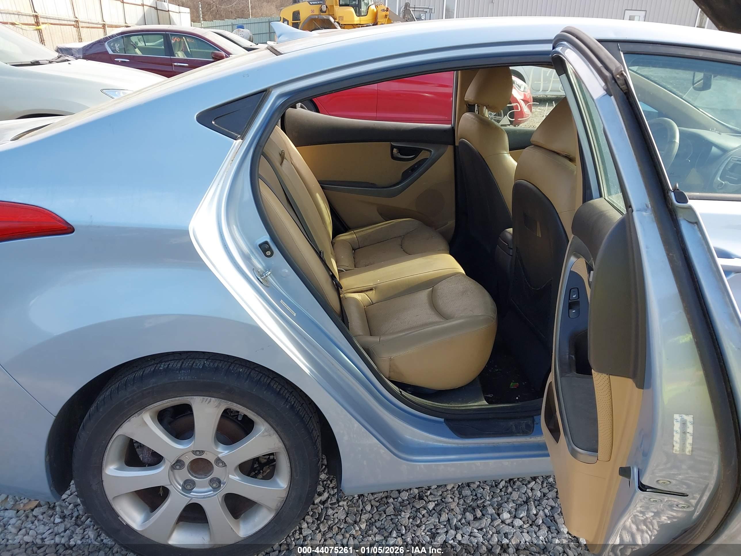 HYUNDAI ELANTRA image 8