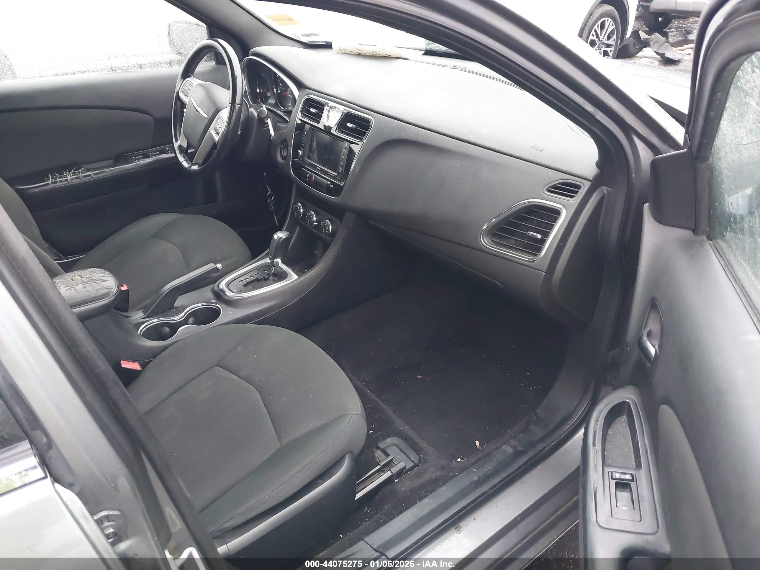 CHRYSLER 200 image 5