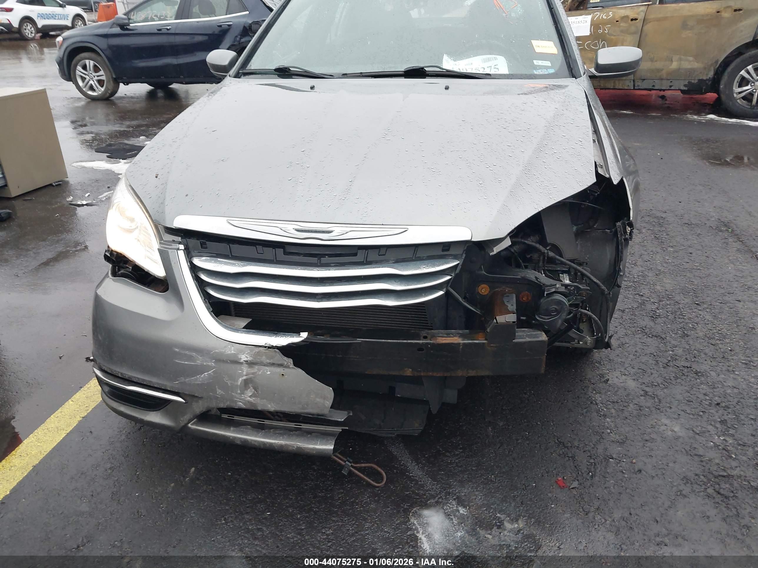 CHRYSLER 200 image 6
