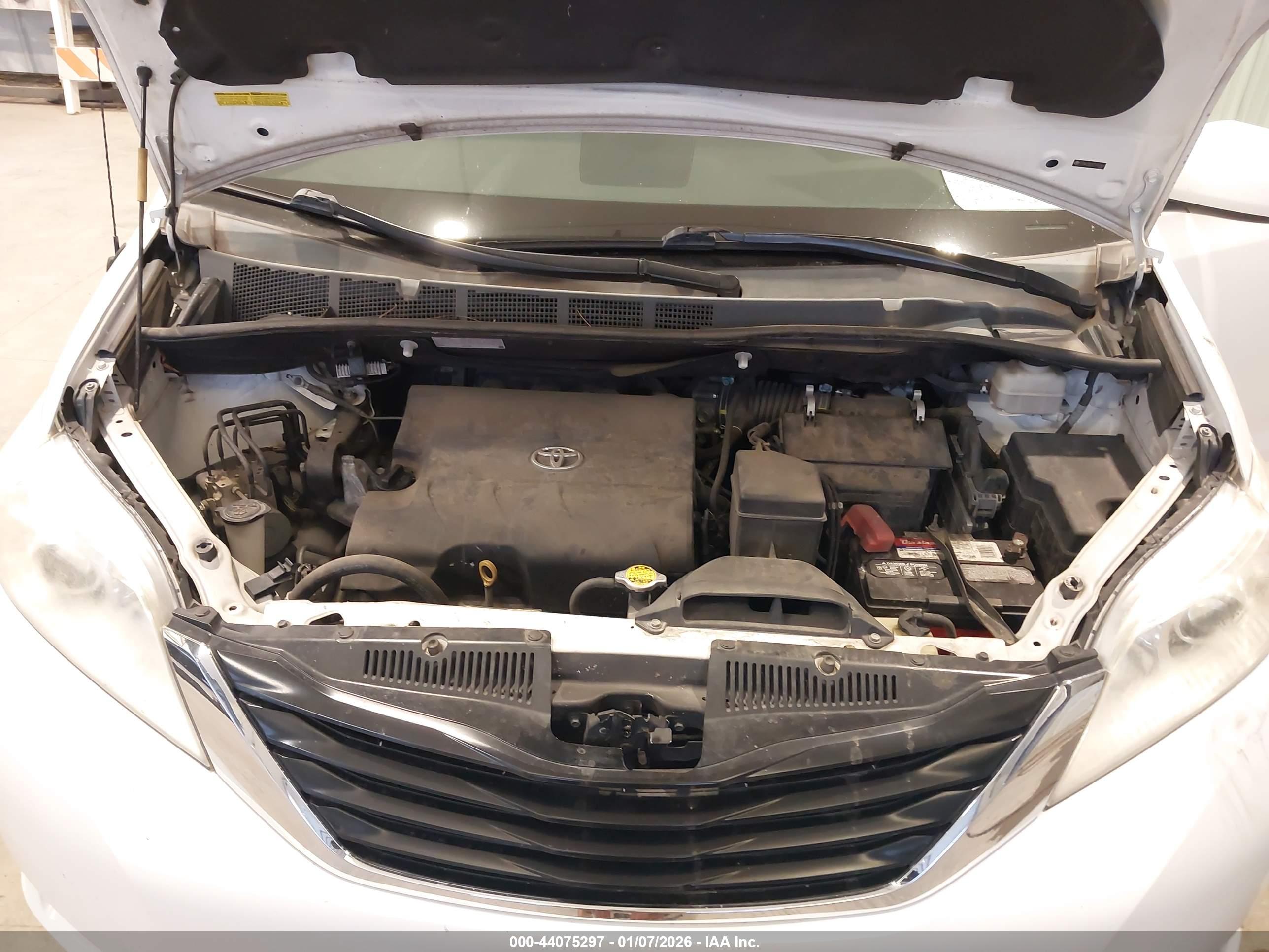 TOYOTA SIENNA image 10
