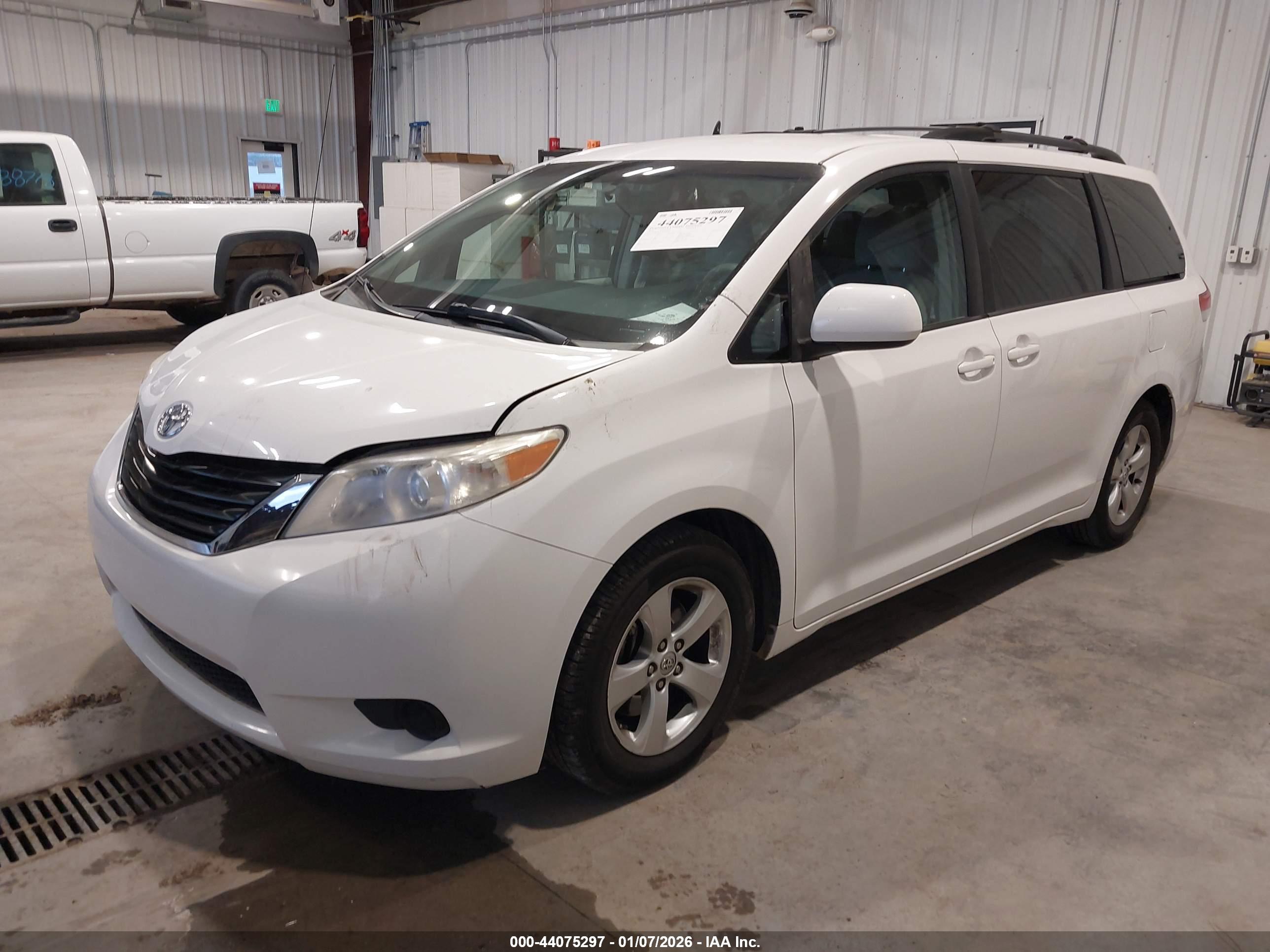 TOYOTA SIENNA image 2